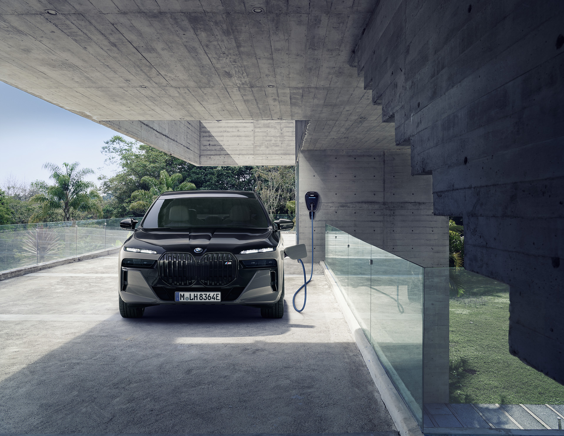 Download 2023 BMW M760e xDrive - Charging HD Wallpaper 1920x1485 #7