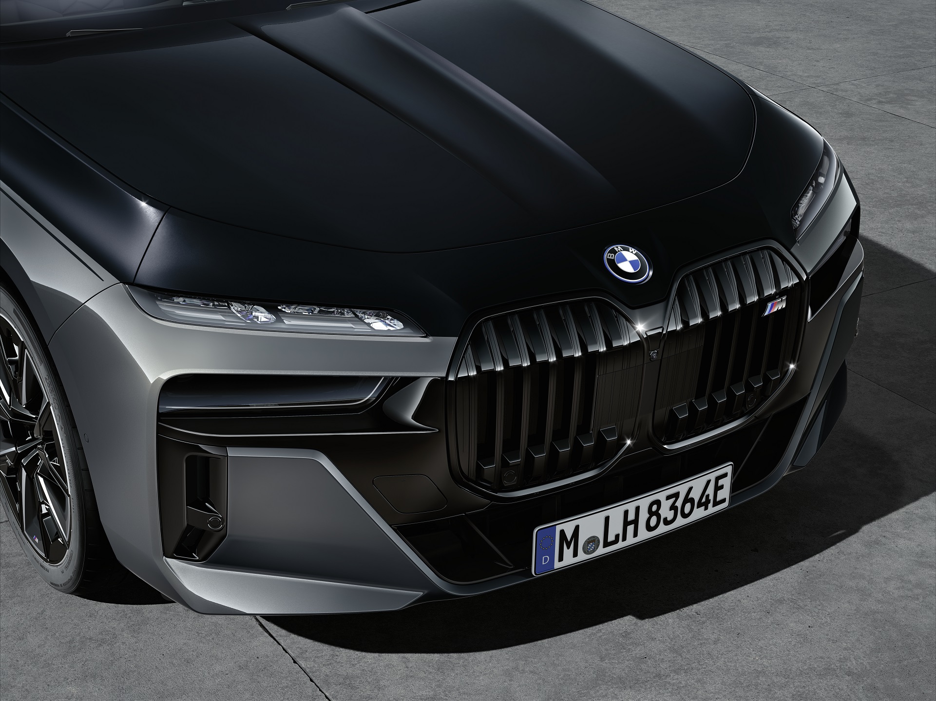 Download 2023 BMW M760e xDrive - Front HD Wallpaper 1921x1440 #18