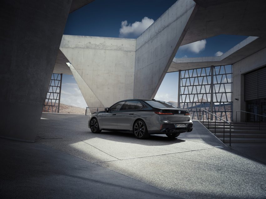 2023 BMW M760e xDrive - Rear Three-Quarter Wallpaper 850x638 #10