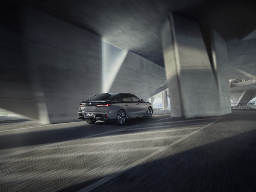 2023 BMW M760e xDrive - Rear Three-Quarter Wallpaper 850x638 #4