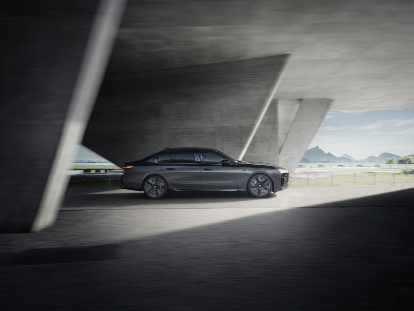 2023 BMW M760e xDrive - Side Wallpaper 850x638 #5