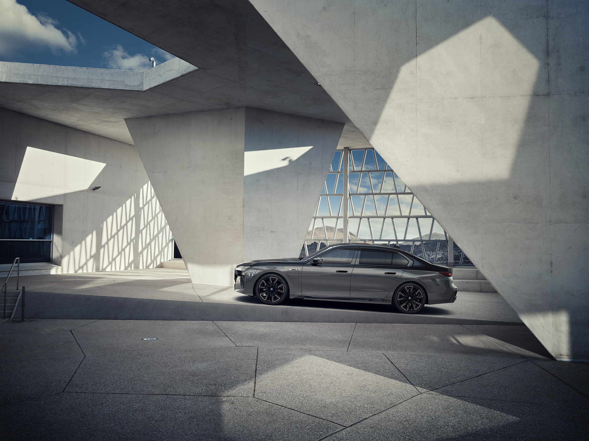 Download 2023 BMW M760e xDrive - Side HD Wallpaper 1920x1440 #11