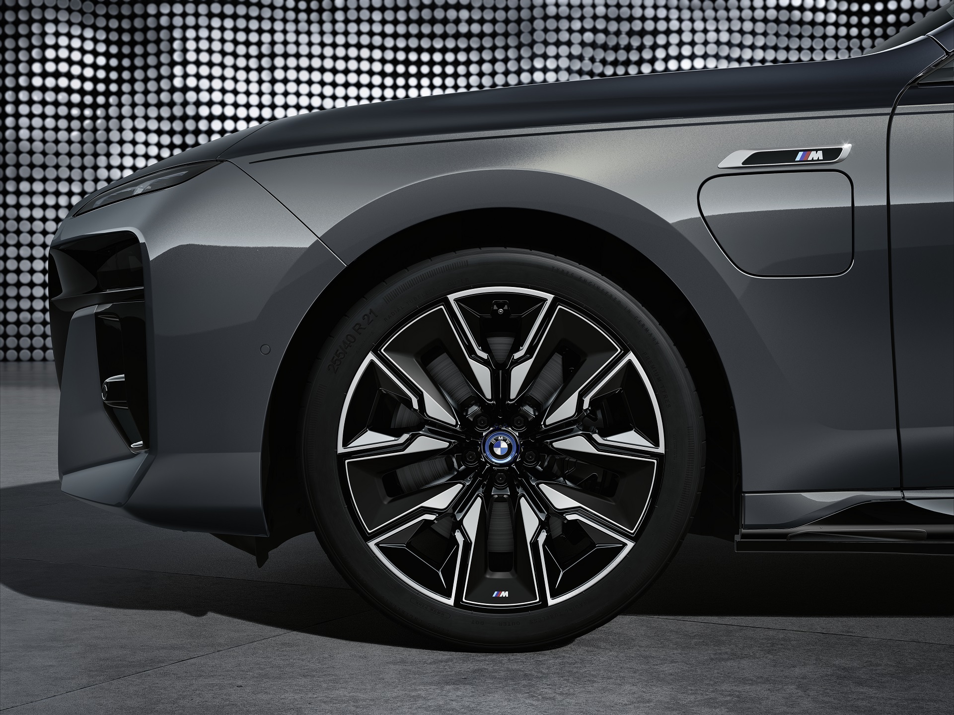 Download 2023 BMW M760e xDrive - Wheel HD Wallpaper 1921x1440 #21