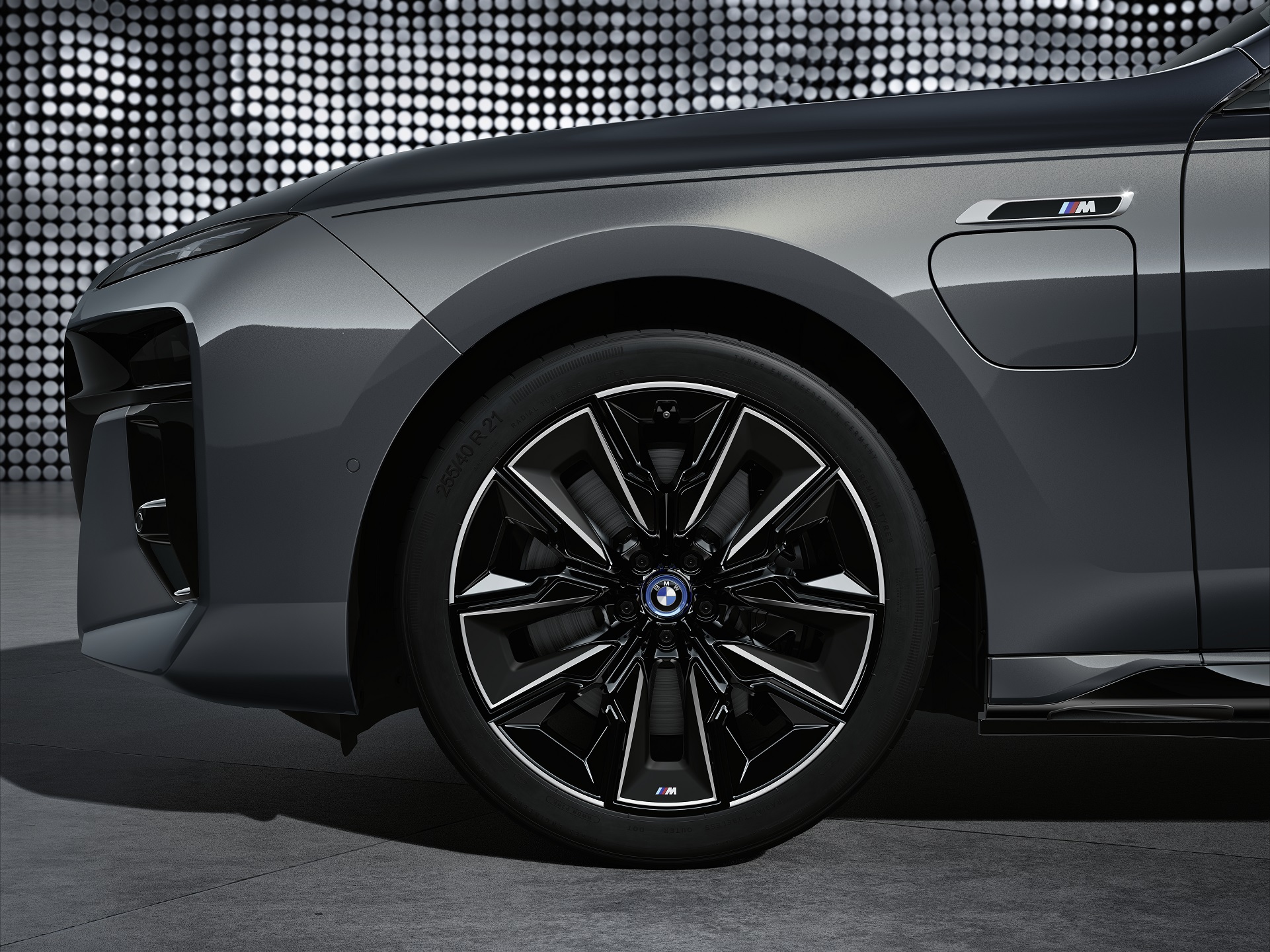 Download 2023 BMW M760e xDrive - Wheel HD Wallpaper 1921x1440 #22