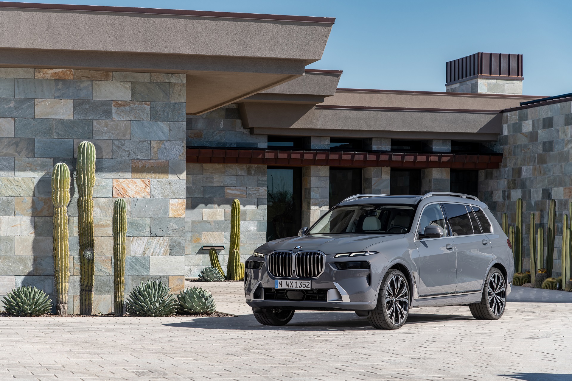 Download 2023 BMW X7 - Front Three-Quarter HD Wallpaper 1920x1280 #32