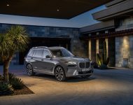 2023 BMW X7 - Front Three-Quarter Wallpaper 190x150