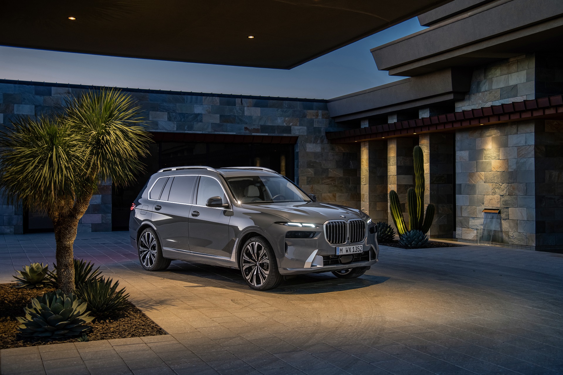 Download 2023 BMW X7 - Front Three-Quarter HD Wallpaper 1920x1280 #35