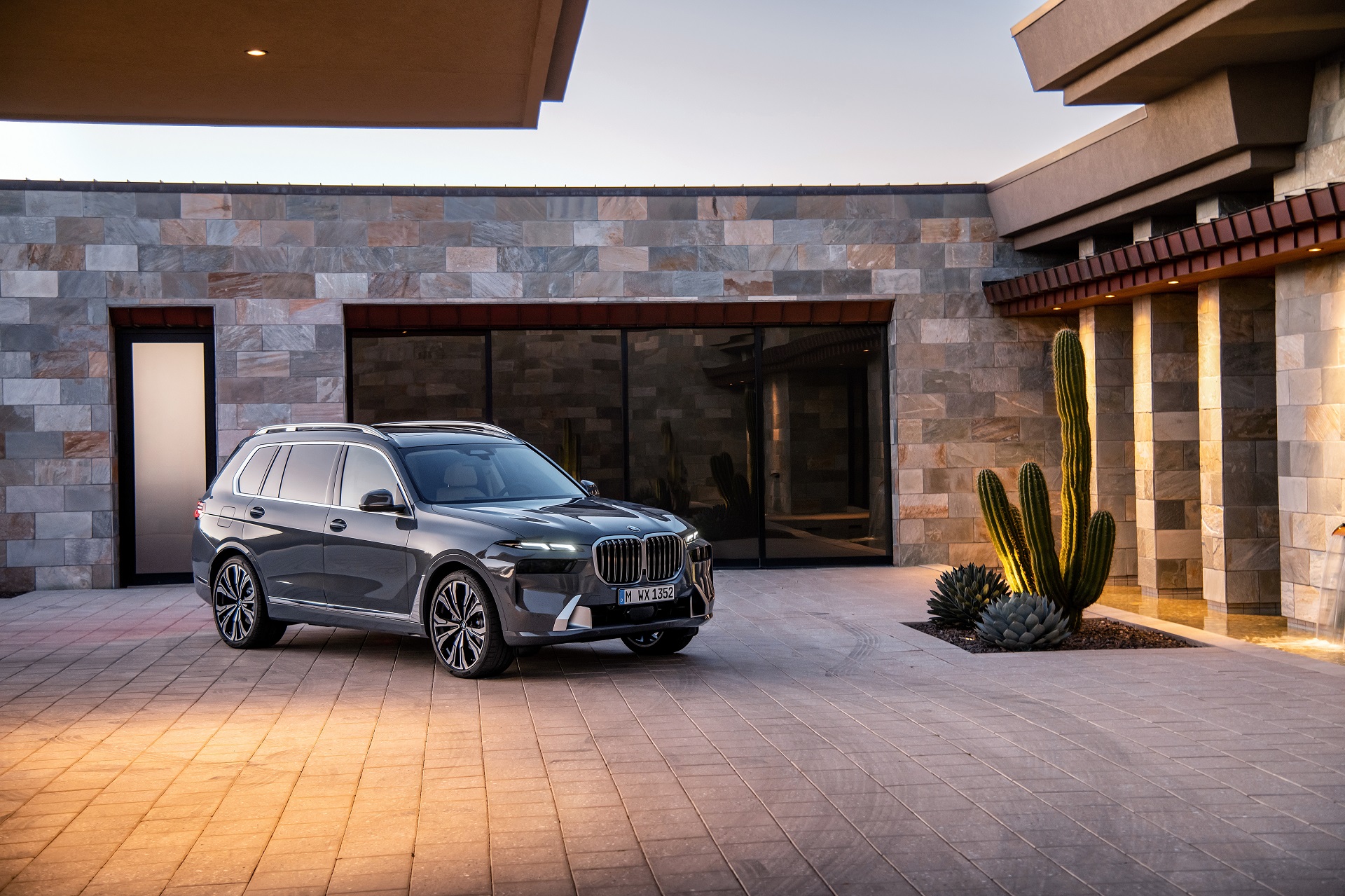 Download 2023 BMW X7 - Front Three-Quarter HD Wallpaper 1920x1279 #36