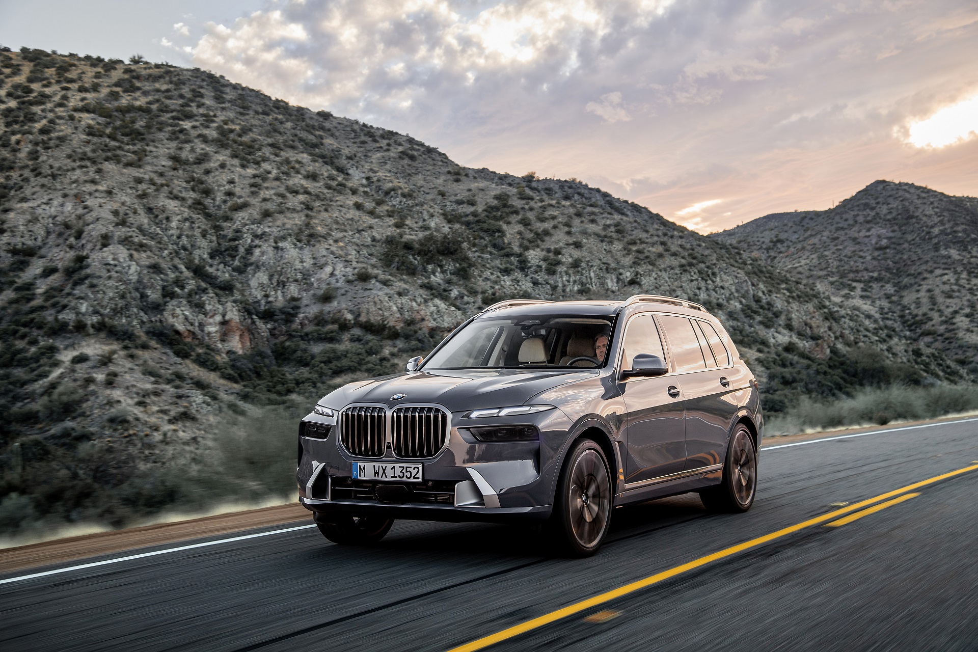 Download 2023 BMW X7 - Front Three-Quarter HD Wallpaper 1920x1280 #18