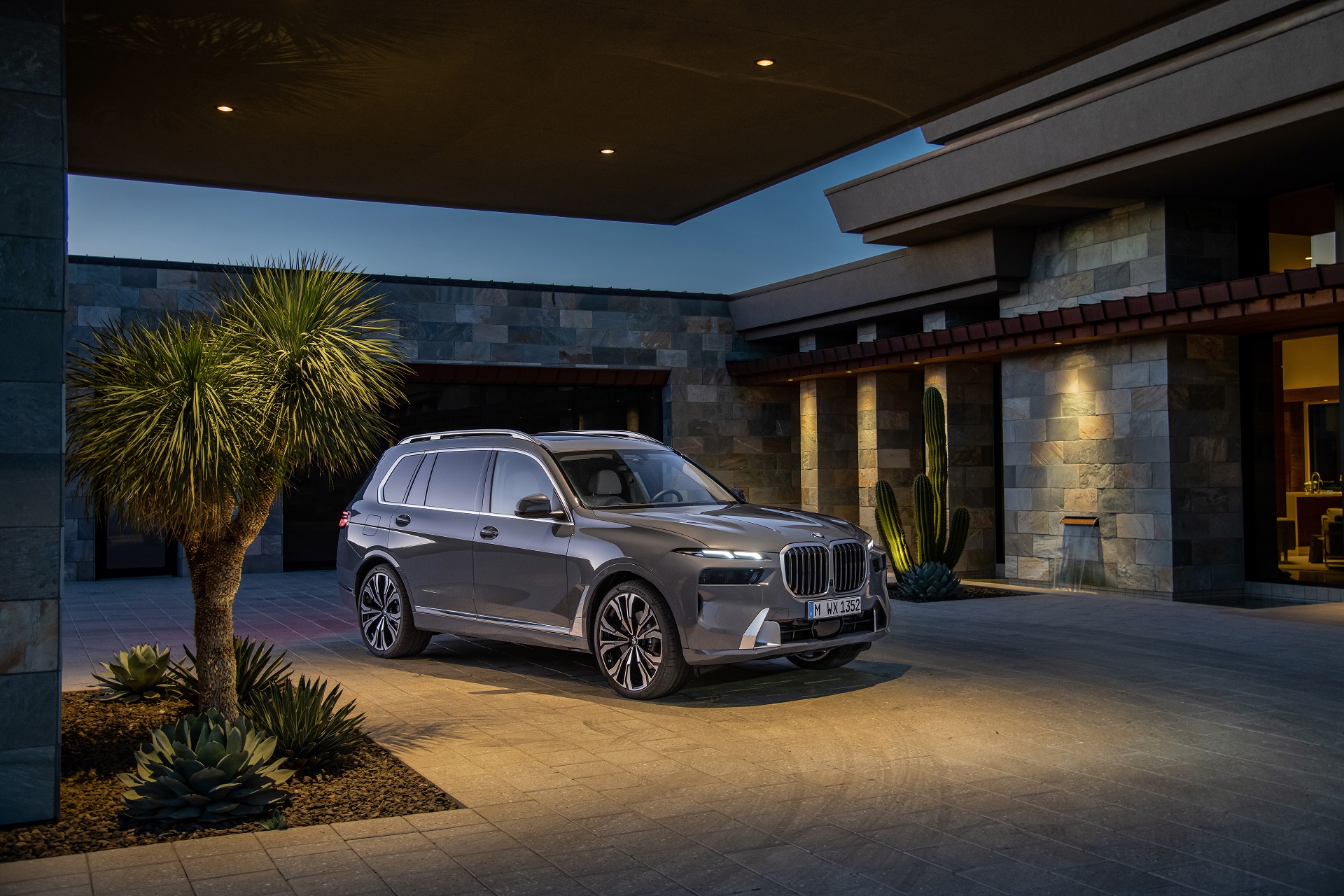 Download 2023 BMW X7 - Front Three-Quarter HD Wallpaper 1920x1280 #37