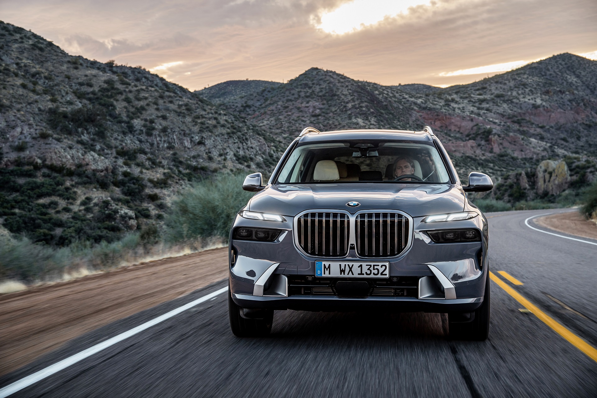 Download 2023 BMW X7 - Front HD Wallpaper 1920x1280 #5
