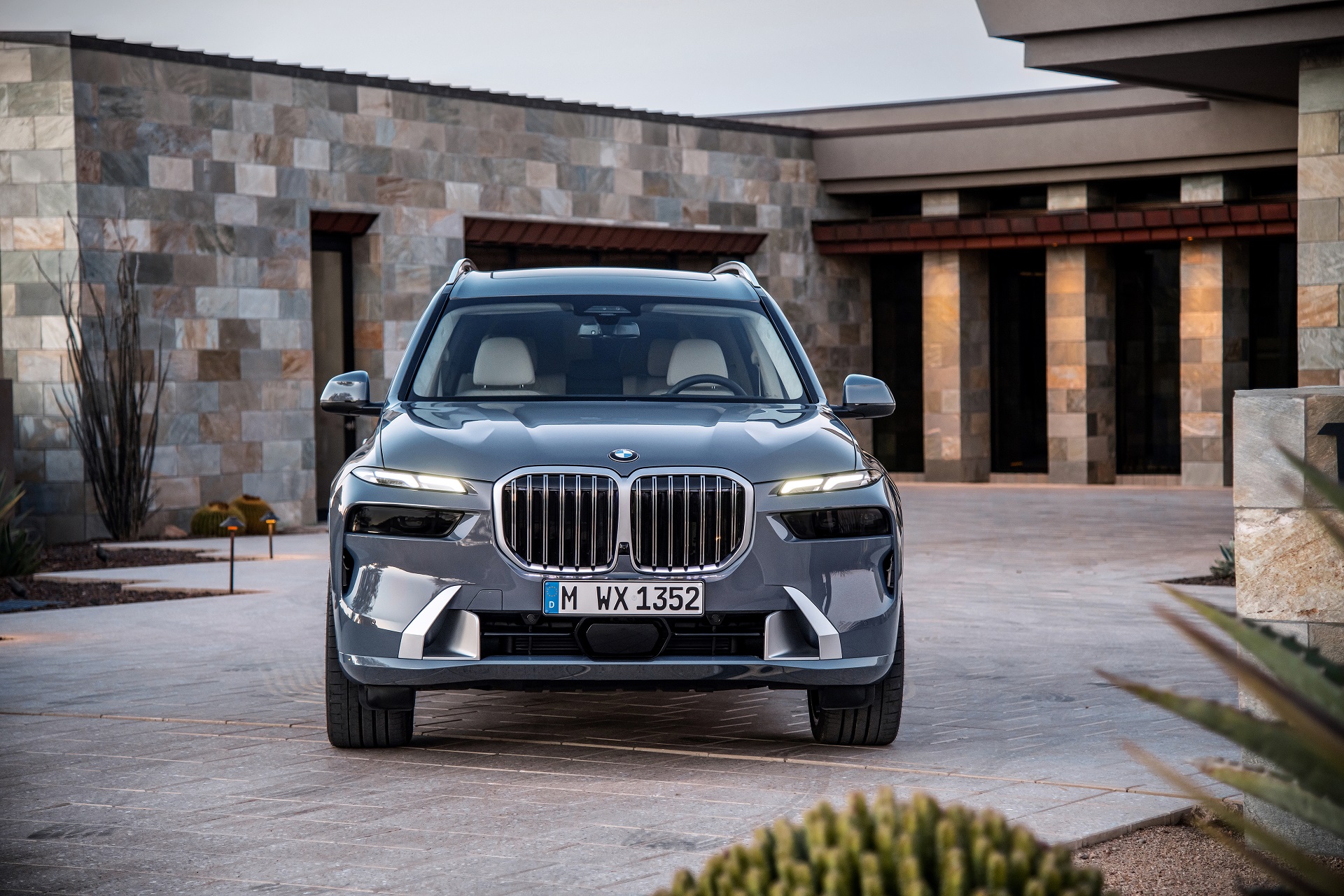 Download 2023 BMW X7 - Front HD Wallpaper 1920x1280 #39