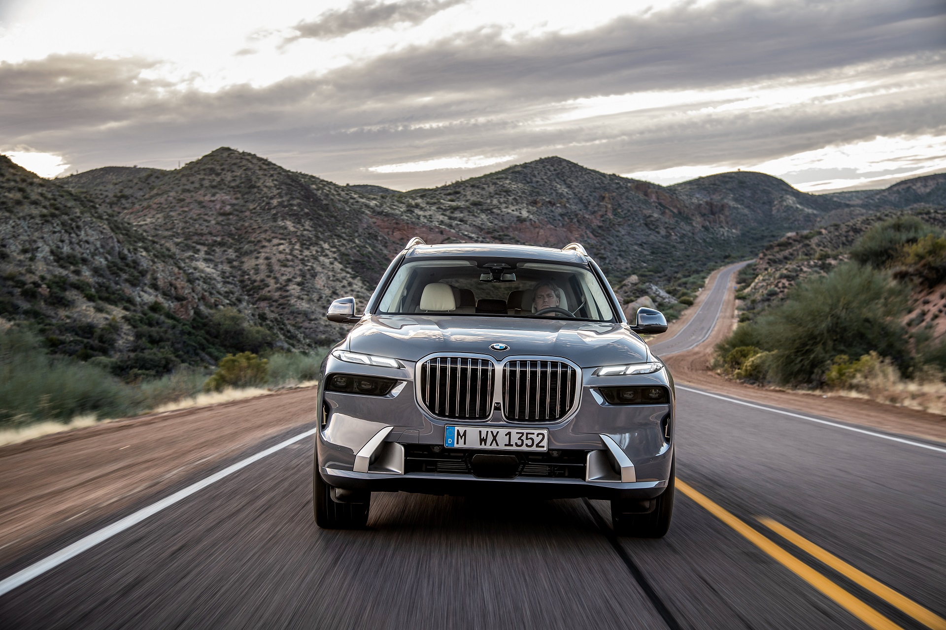 Download 2023 BMW X7 - Front HD Wallpaper 1920x1280 #2