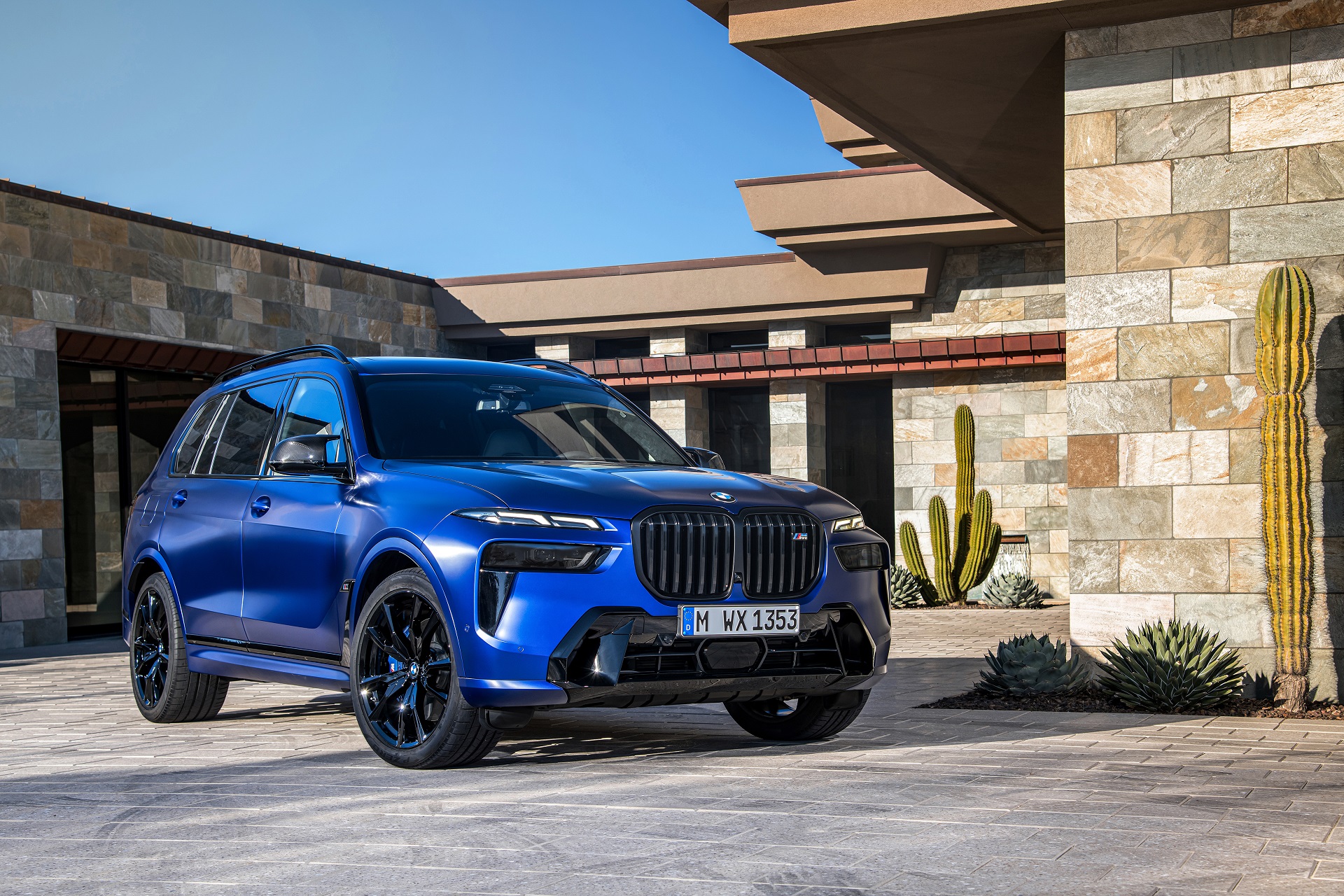 Download 2023 BMW X7 M60i xDrive - Front Three-Quarter HD Wallpaper 1920x1280 #27