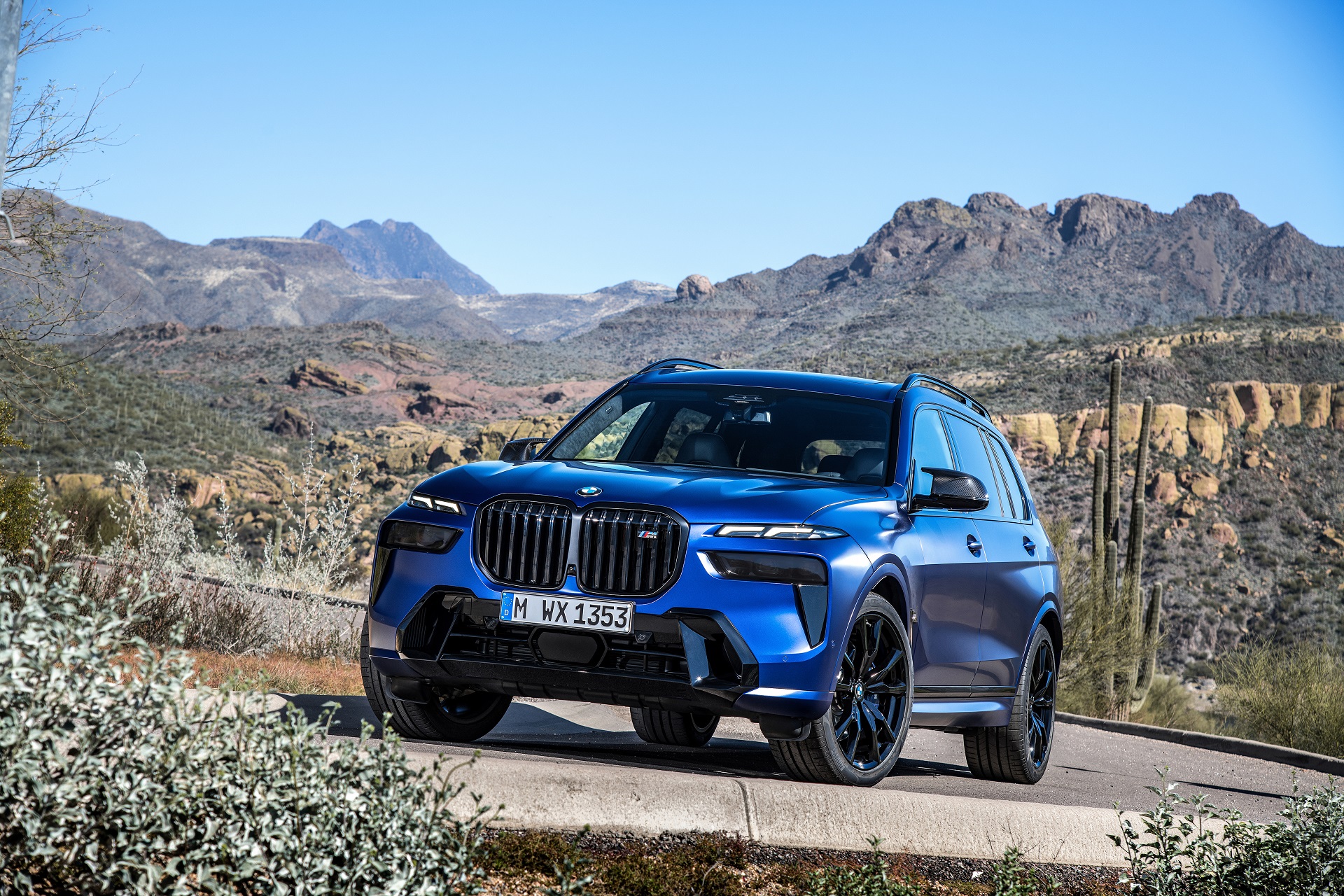 Download 2023 BMW X7 M60i xDrive - Front Three-Quarter HD Wallpaper 1920x1280 #37