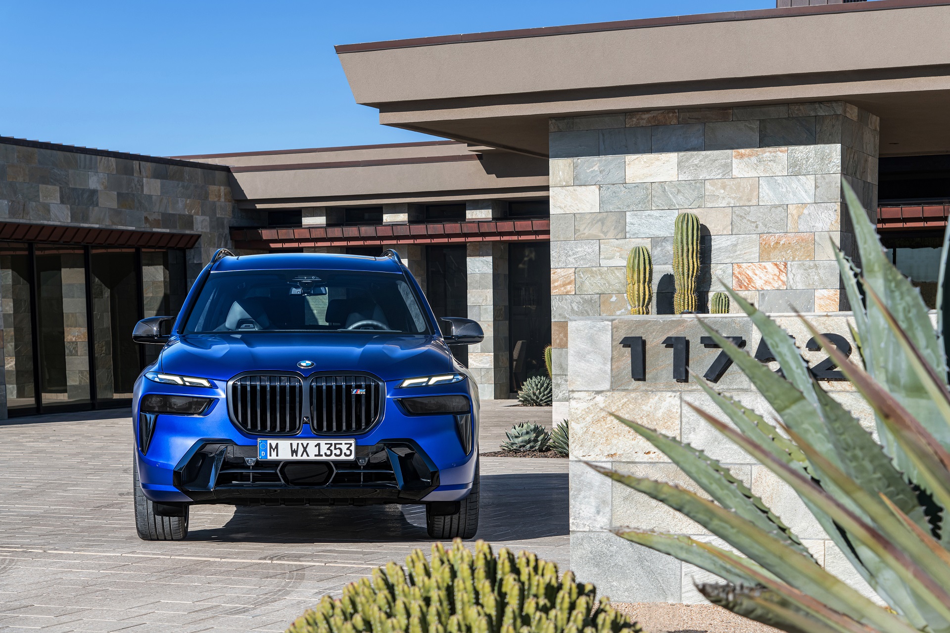 Download 2023 BMW X7 M60i xDrive - Front HD Wallpaper 1920x1280 #30