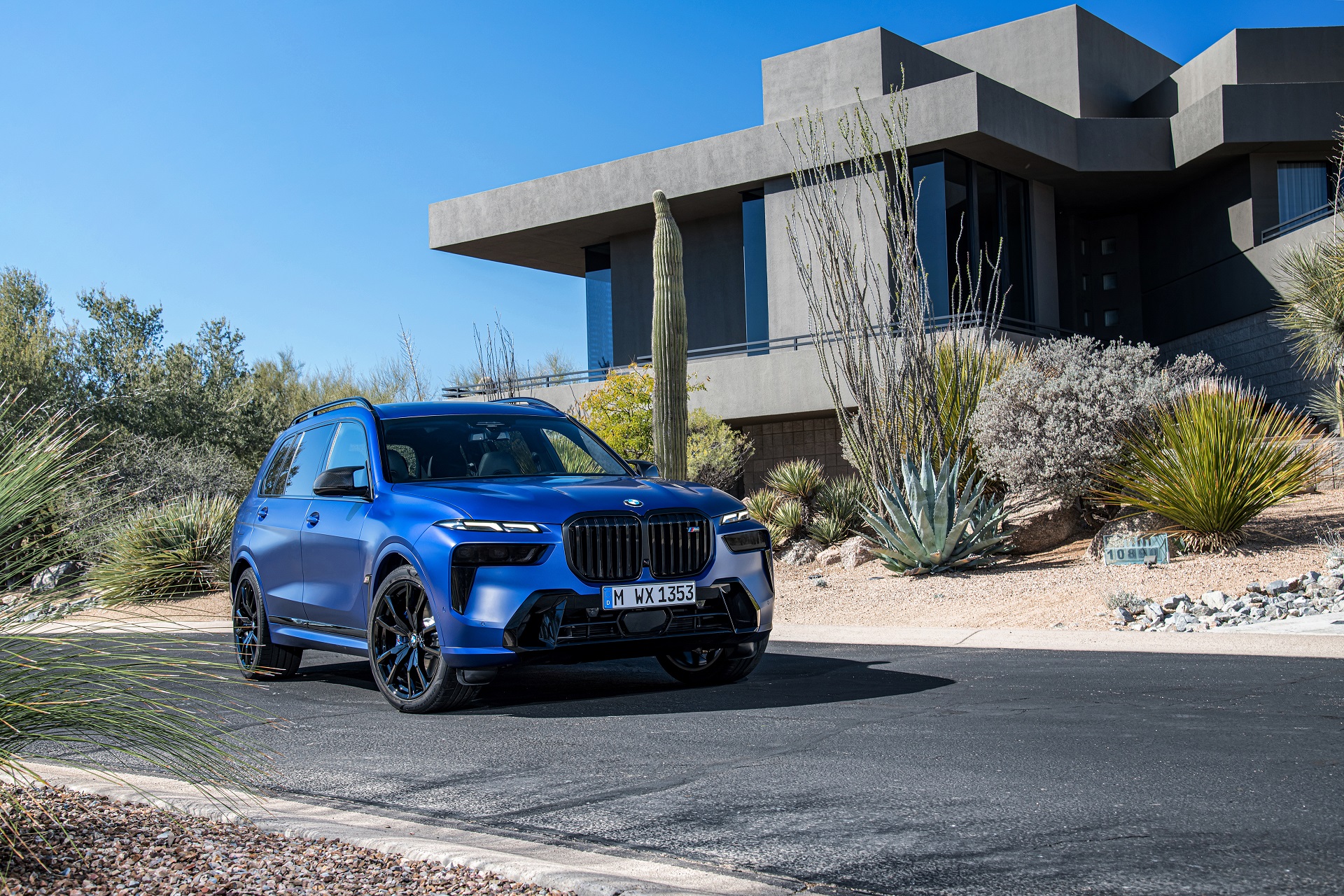 Download 2023 BMW X7 M60i xDrive - Front HD Wallpaper 1920x1280 #32
