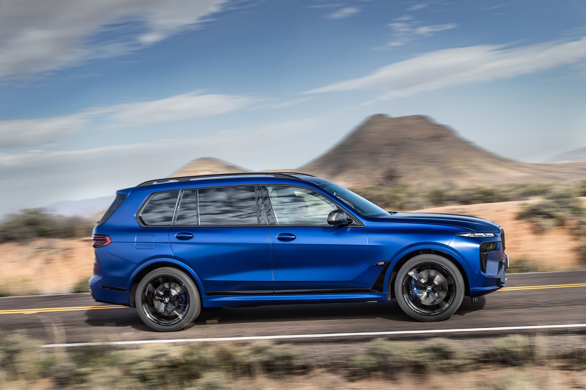 Download 2023 BMW X7 M60i xDrive - Side HD Wallpaper 1920x1280 #25