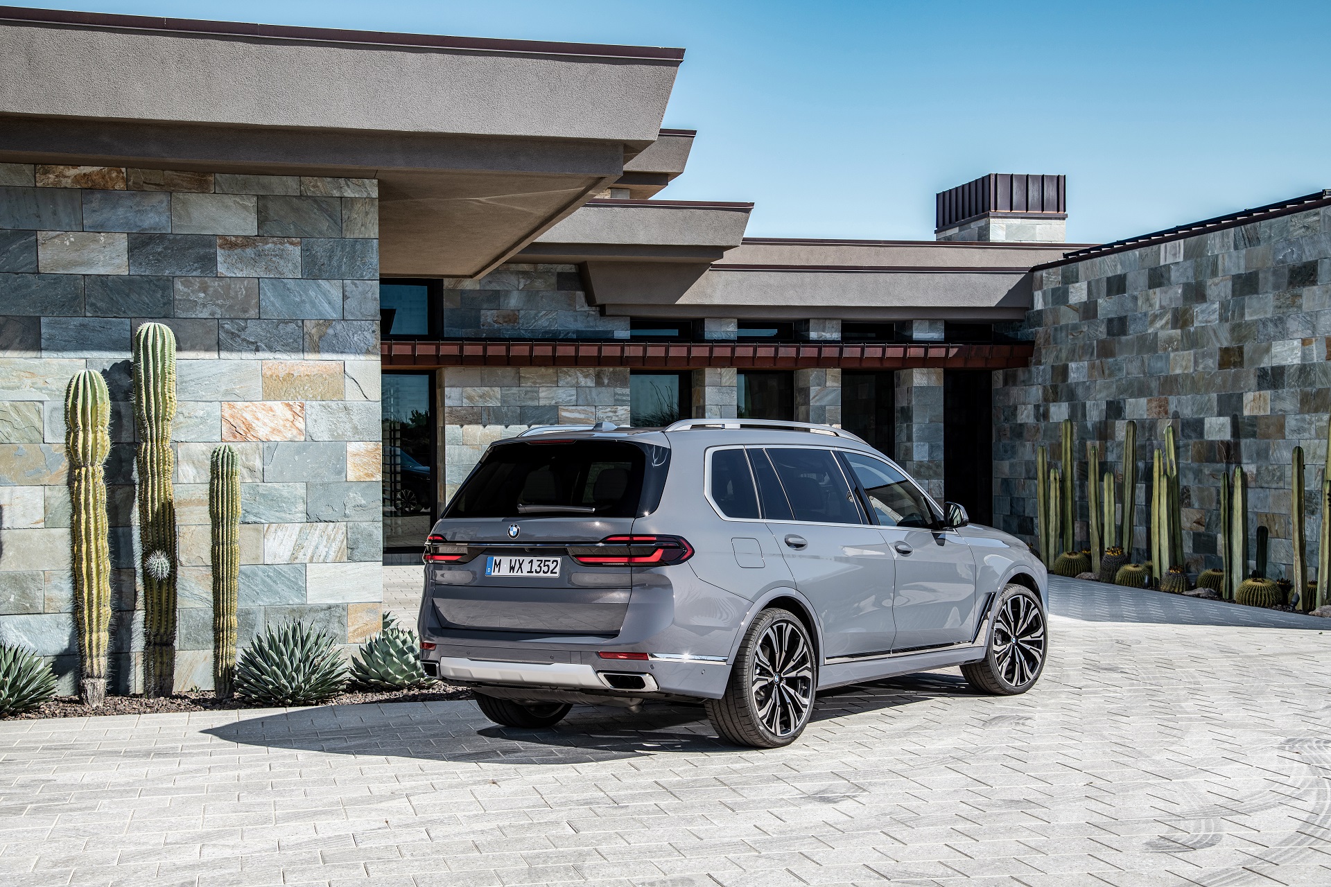 Download 2023 BMW X7 - Rear Three-Quarter HD Wallpaper 1920x1280 #41