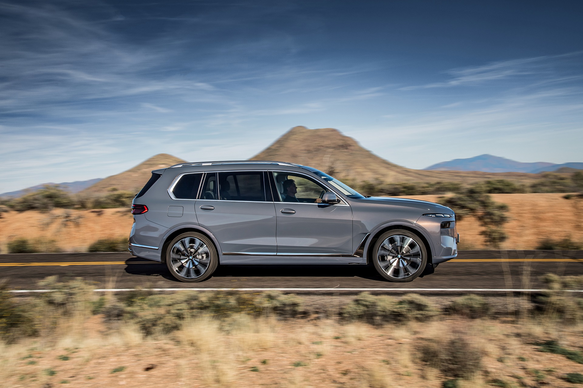 Download 2023 BMW X7 - Side HD Wallpaper 1920x1280 #11