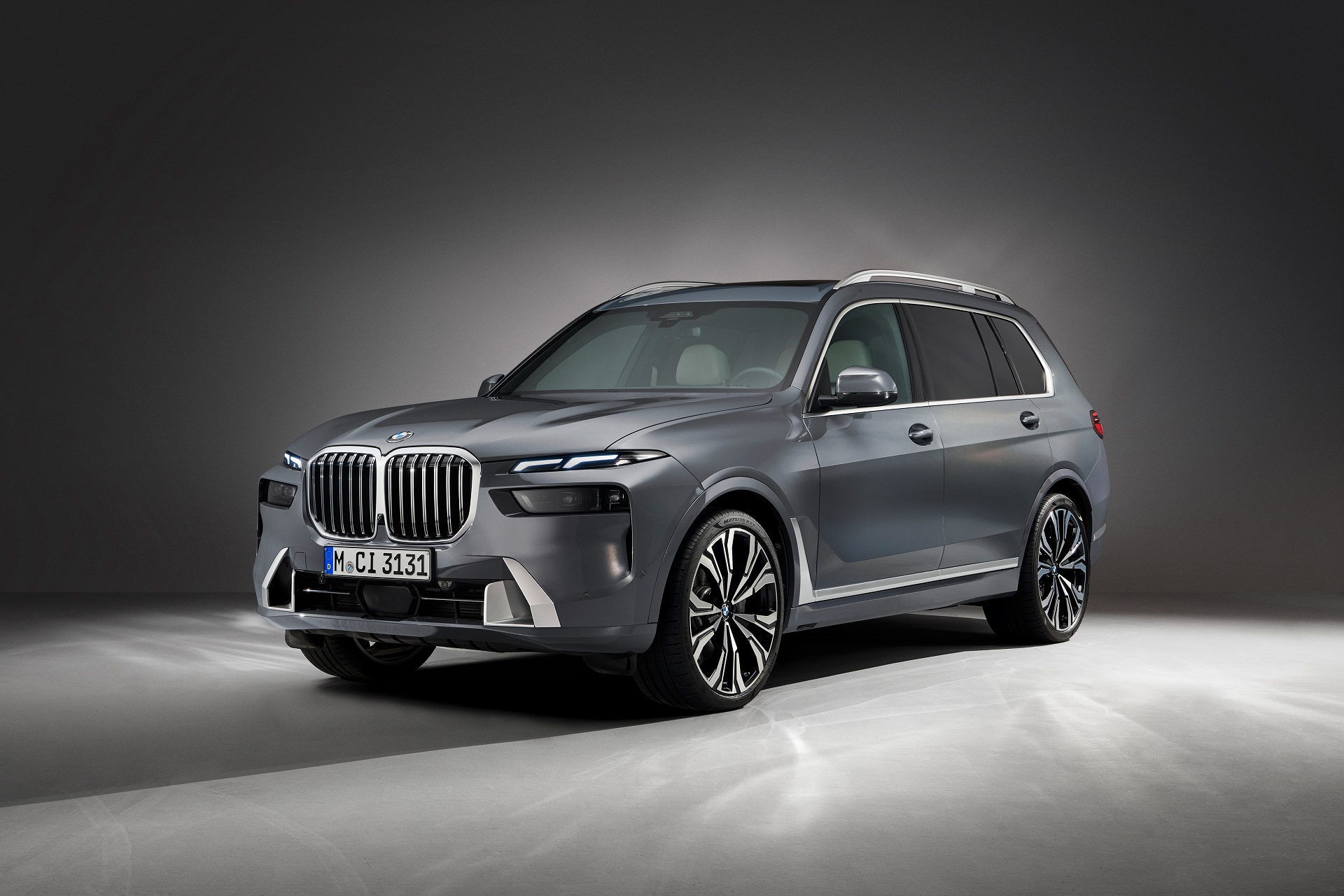Download 2023 BMW X7 xDrive40i - Front Three-Quarter HD Wallpaper 1920x1280 #1