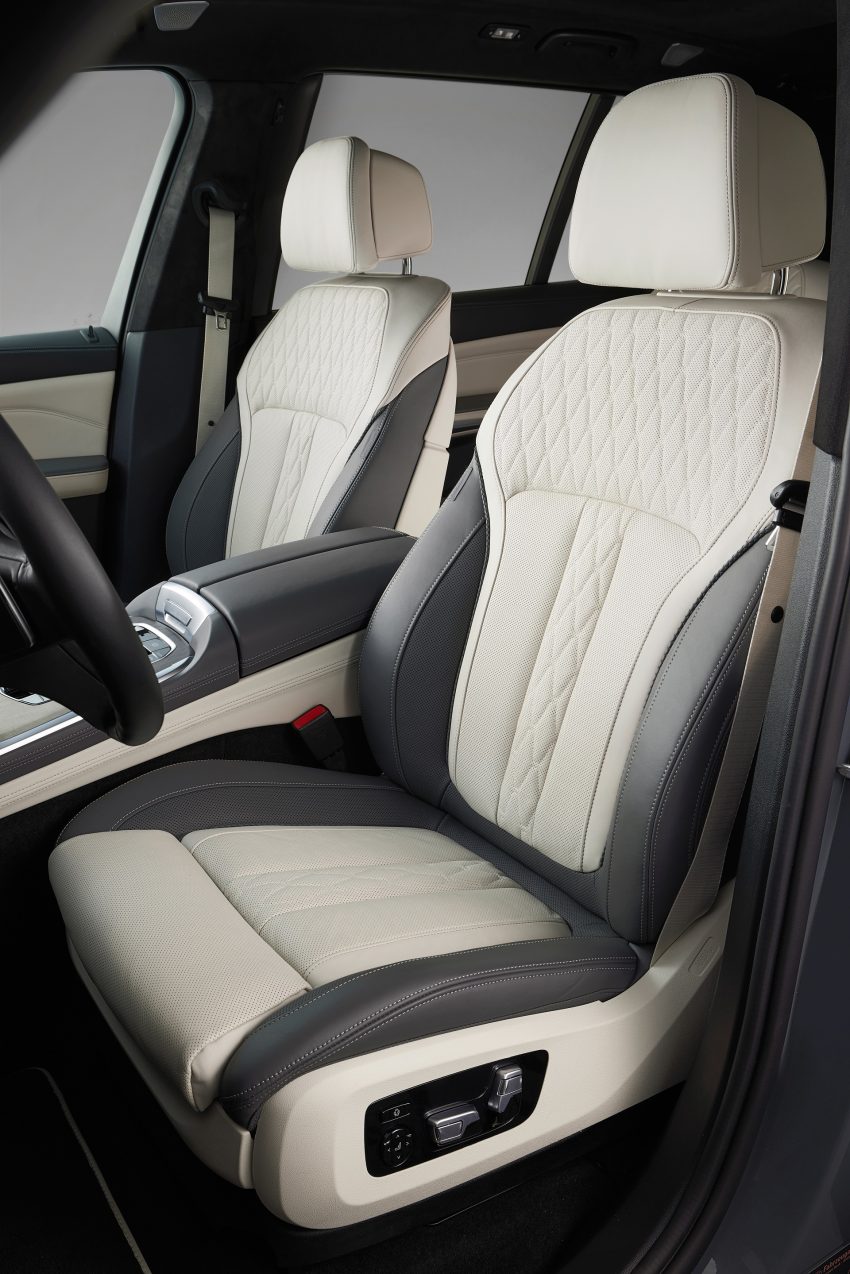 2023 BMW X7 xDrive40i - Interior, Front Seats Phone Wallpaper 850x1274 #24