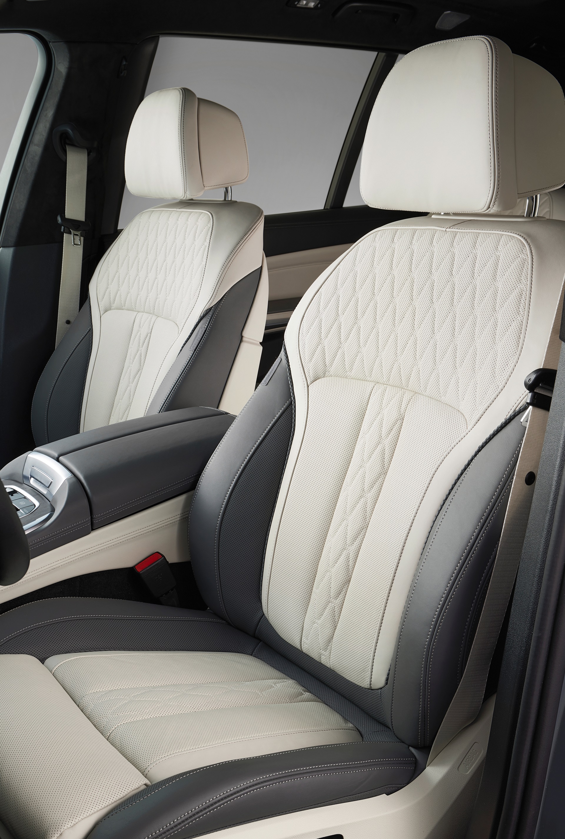 Download 2023 BMW X7 xDrive40i - Interior, Front Seats HD Phone Wallpaper 1920x2847 #25