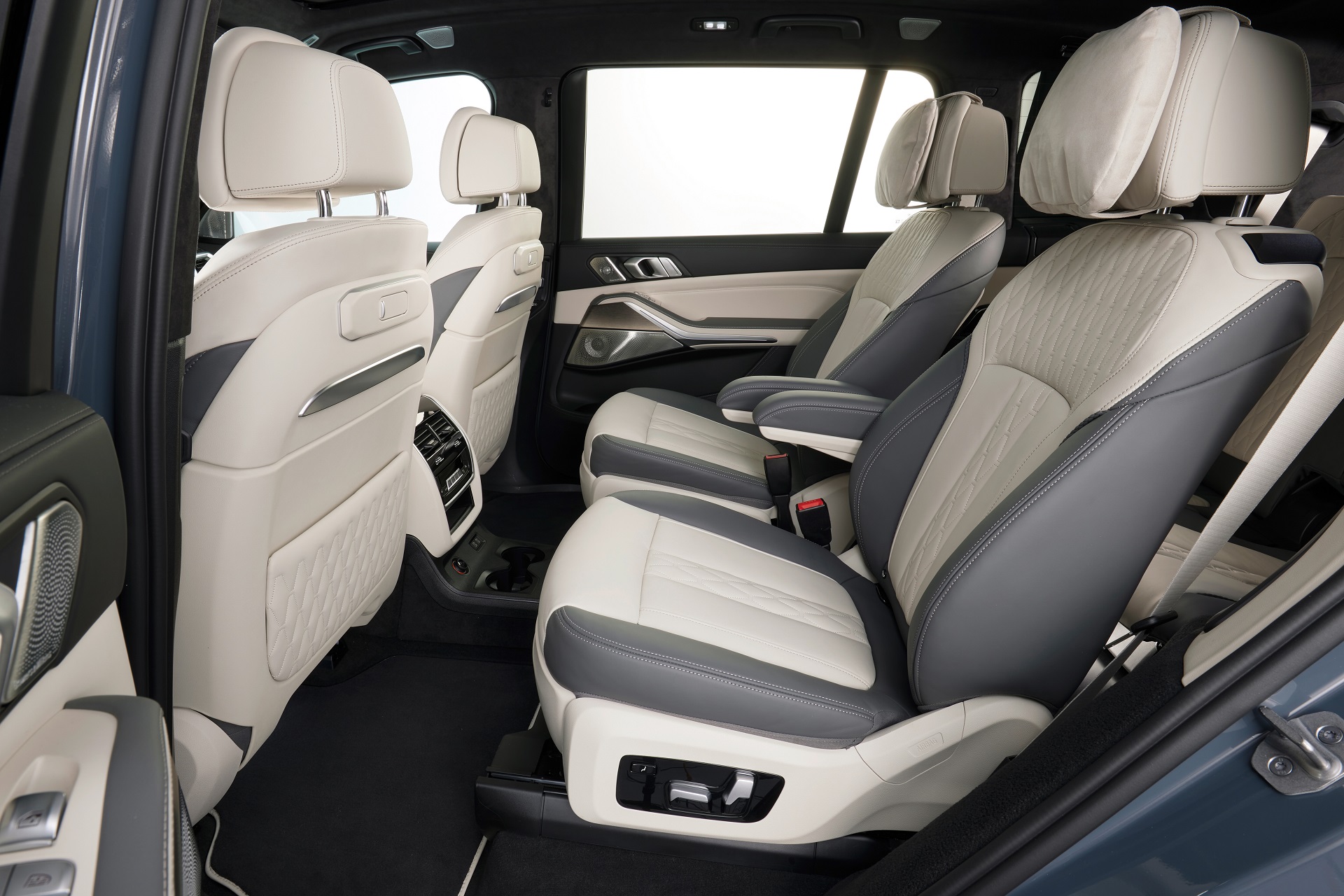 Download 2023 BMW X7 xDrive40i - Interior, Rear Seats HD Wallpaper 1920x1280 #26