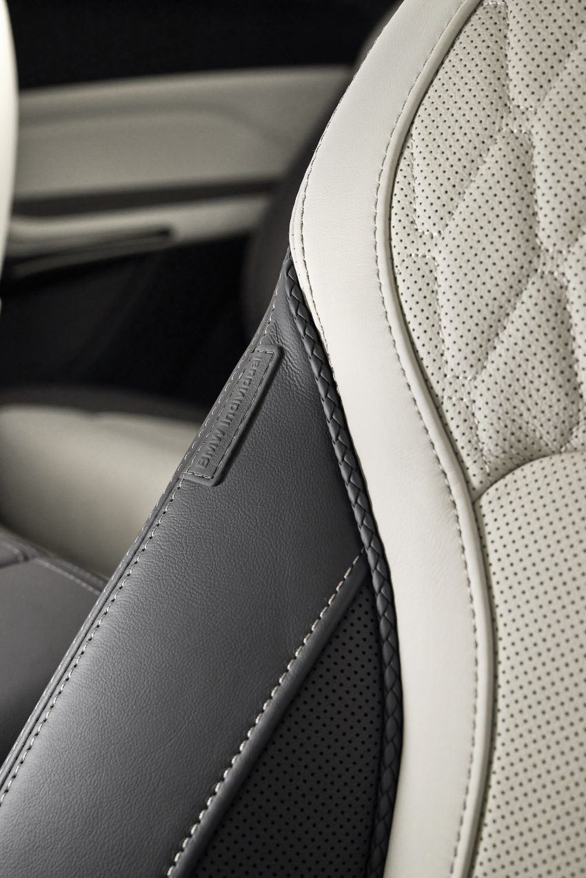 2023 BMW X7 xDrive40i - Interior, Seats Phone Wallpaper 850x1274 #18