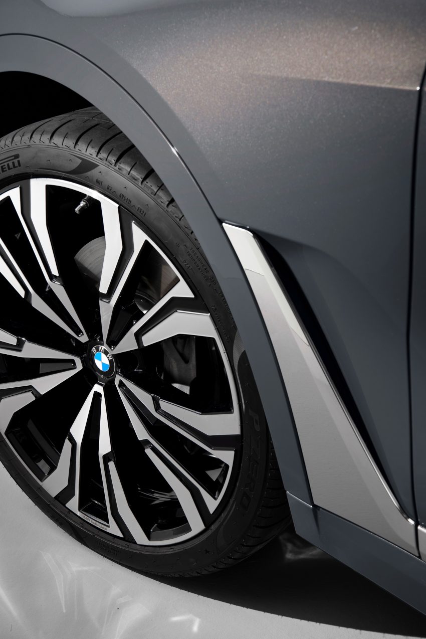 2023 BMW X7 xDrive40i - Wheel Phone Wallpaper 850x1274 #12