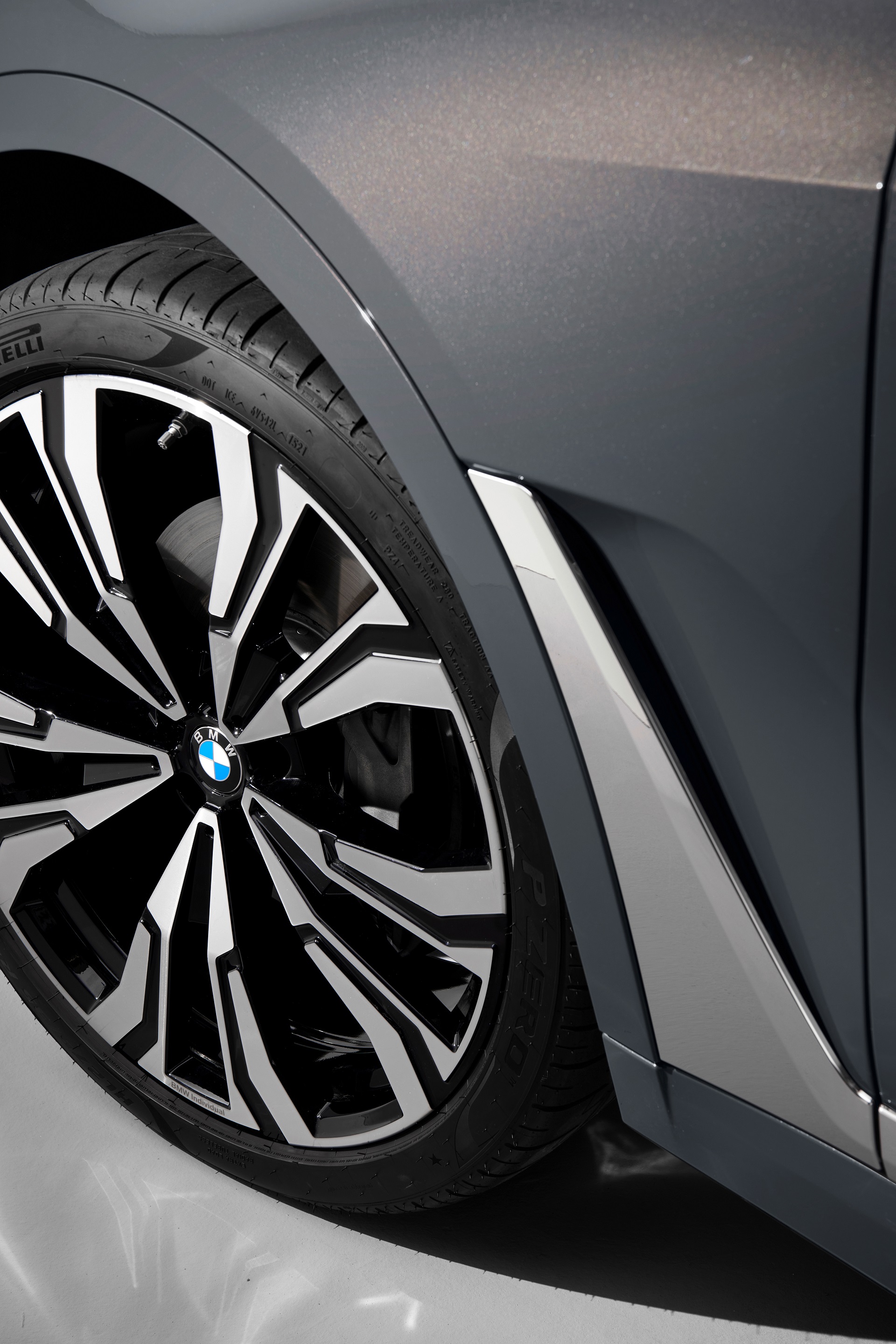 Download 2023 BMW X7 xDrive40i - Wheel HD Phone Wallpaper 1920x2878 #12