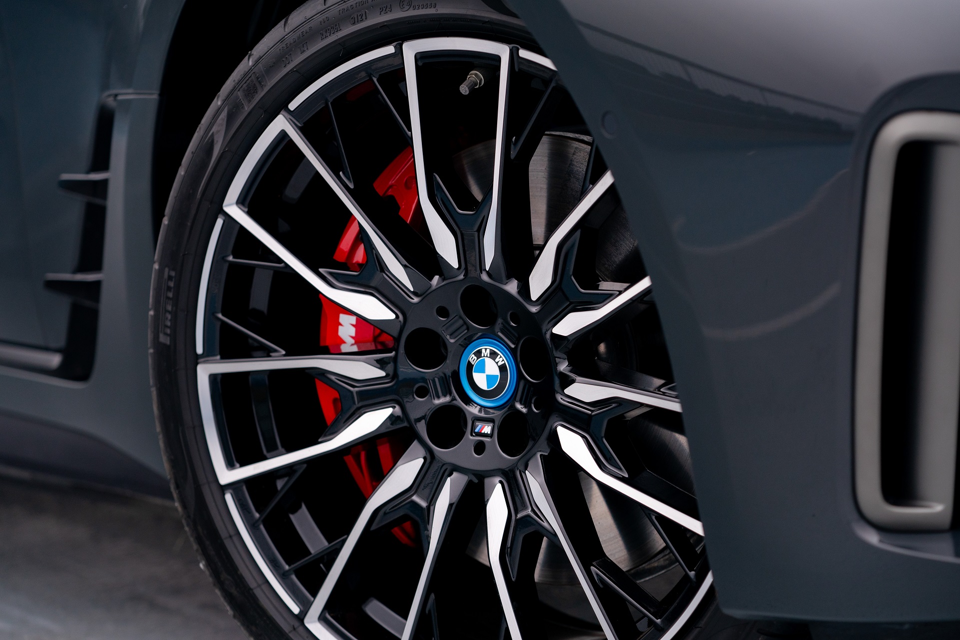 Download 2023 BMW i4 M50 - UK version - Wheel HD Wallpaper 1921x1280 #15