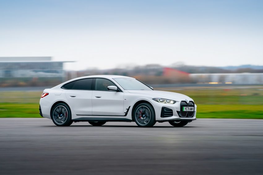 2023 BMW i4 eDrive40 - UK version - Front Three-Quarter Wallpaper 850x566 #10