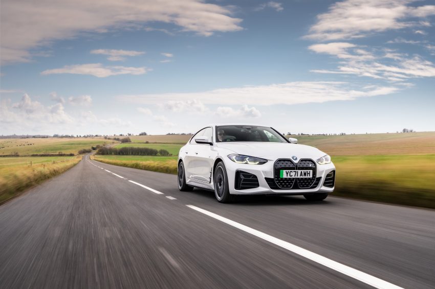 2023 BMW i4 eDrive40 - UK version - Front Three-Quarter Wallpaper 850x566 #7