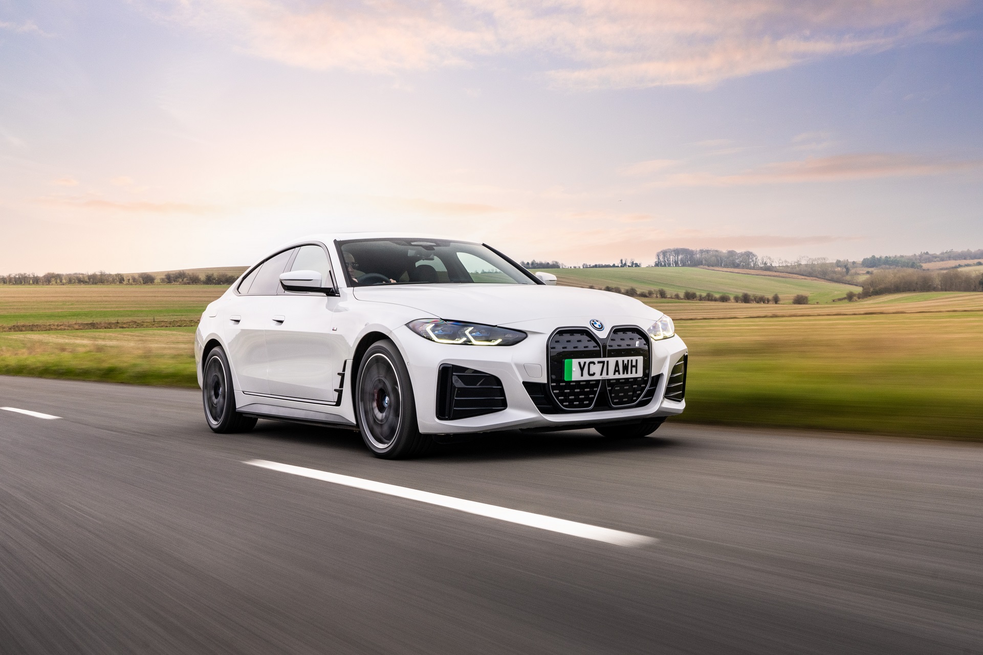 Download 2023 BMW i4 eDrive40 - UK version - Front Three-Quarter HD Wallpaper 1921x1280 #1