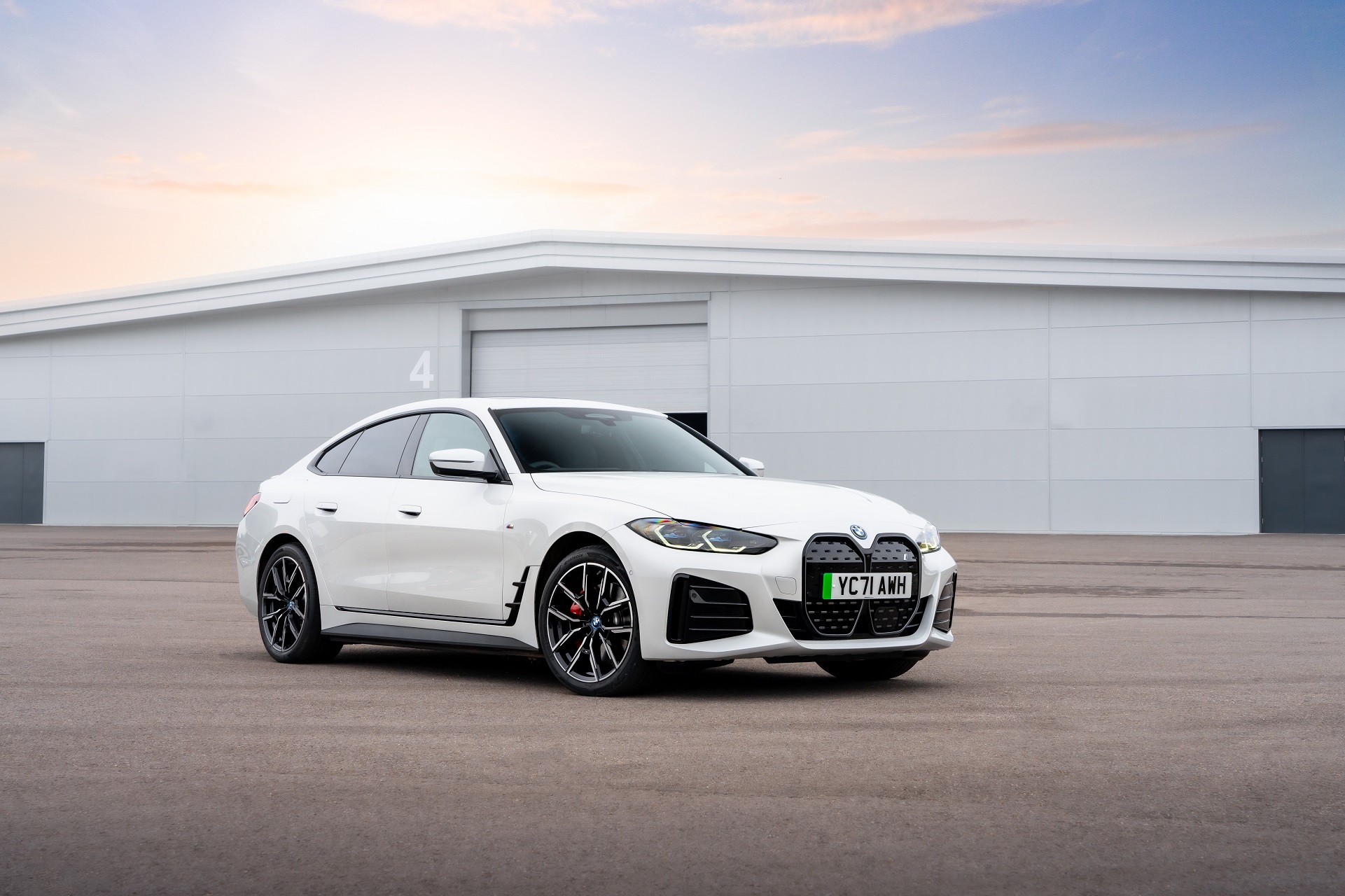 Download 2023 BMW i4 eDrive40 - UK version - Front Three-Quarter HD Wallpaper 1921x1280 #12