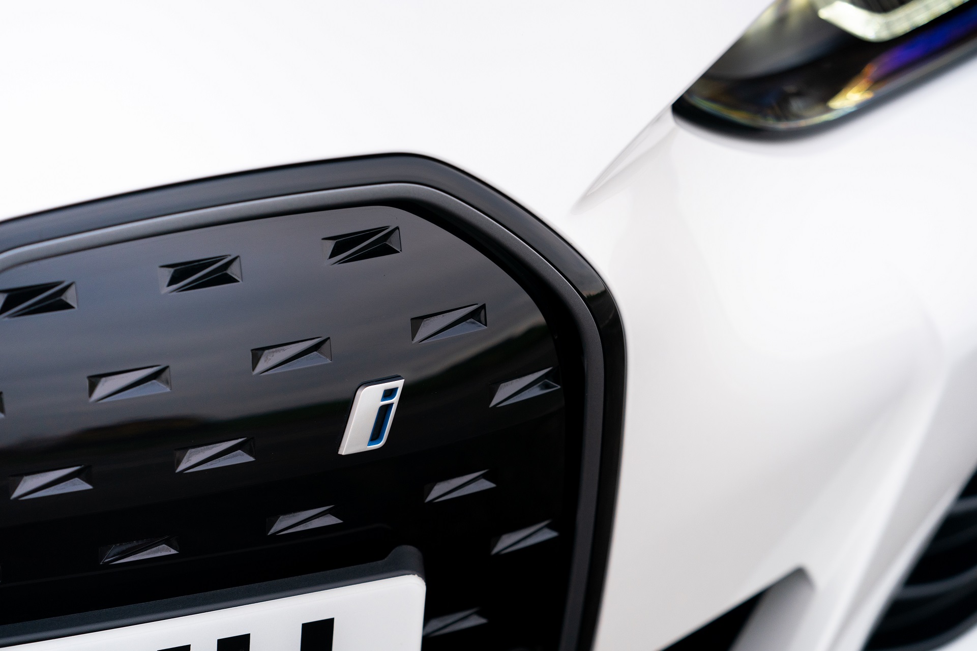 Download 2023 BMW i4 eDrive40 - UK version - Grille HD Wallpaper 1921x1280 #14