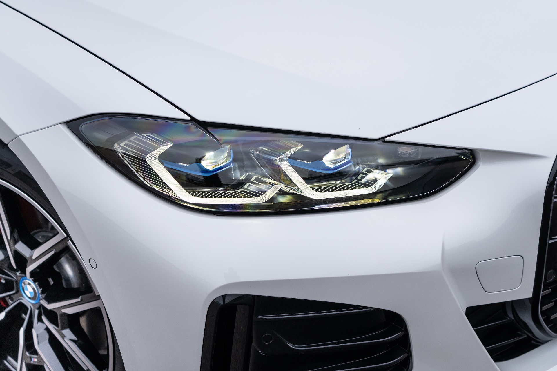 Download 2023 BMW i4 eDrive40 - UK version - Headlight HD Wallpaper 1921x1280 #15