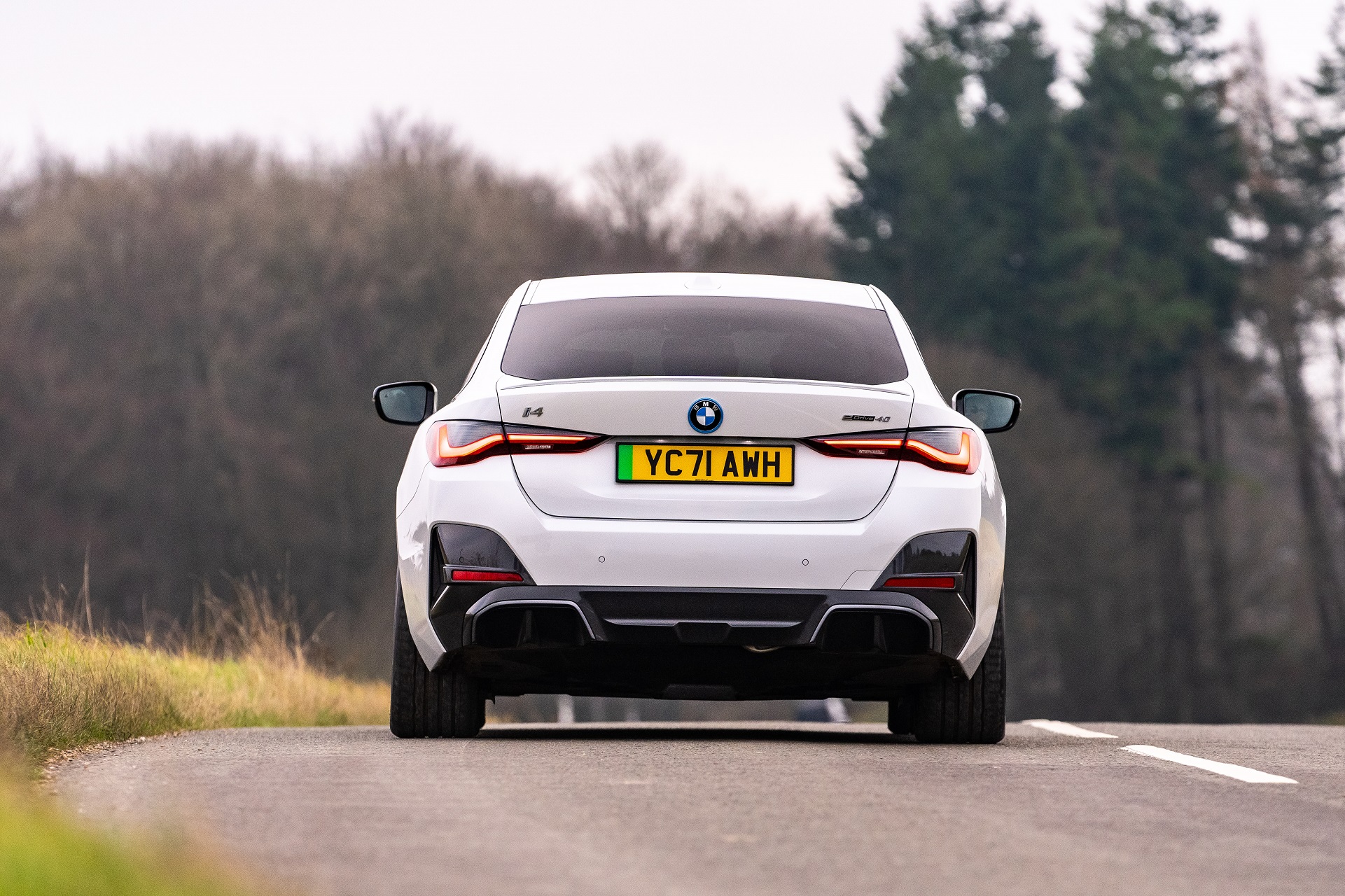 Download 2023 BMW i4 eDrive40 - UK version - Rear HD Wallpaper 1921x1280 #9