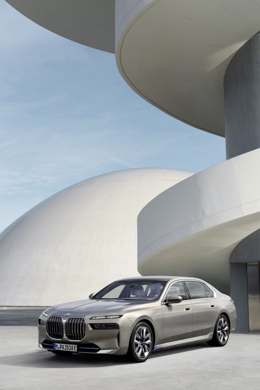 2023 BMW i7 xDrive60 - Front Three-Quarter Phone Wallpaper 850x1275 #19