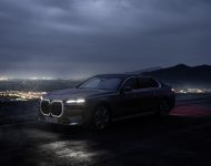 2023 BMW i7 xDrive60 - Front Three-Quarter Wallpaper 190x150