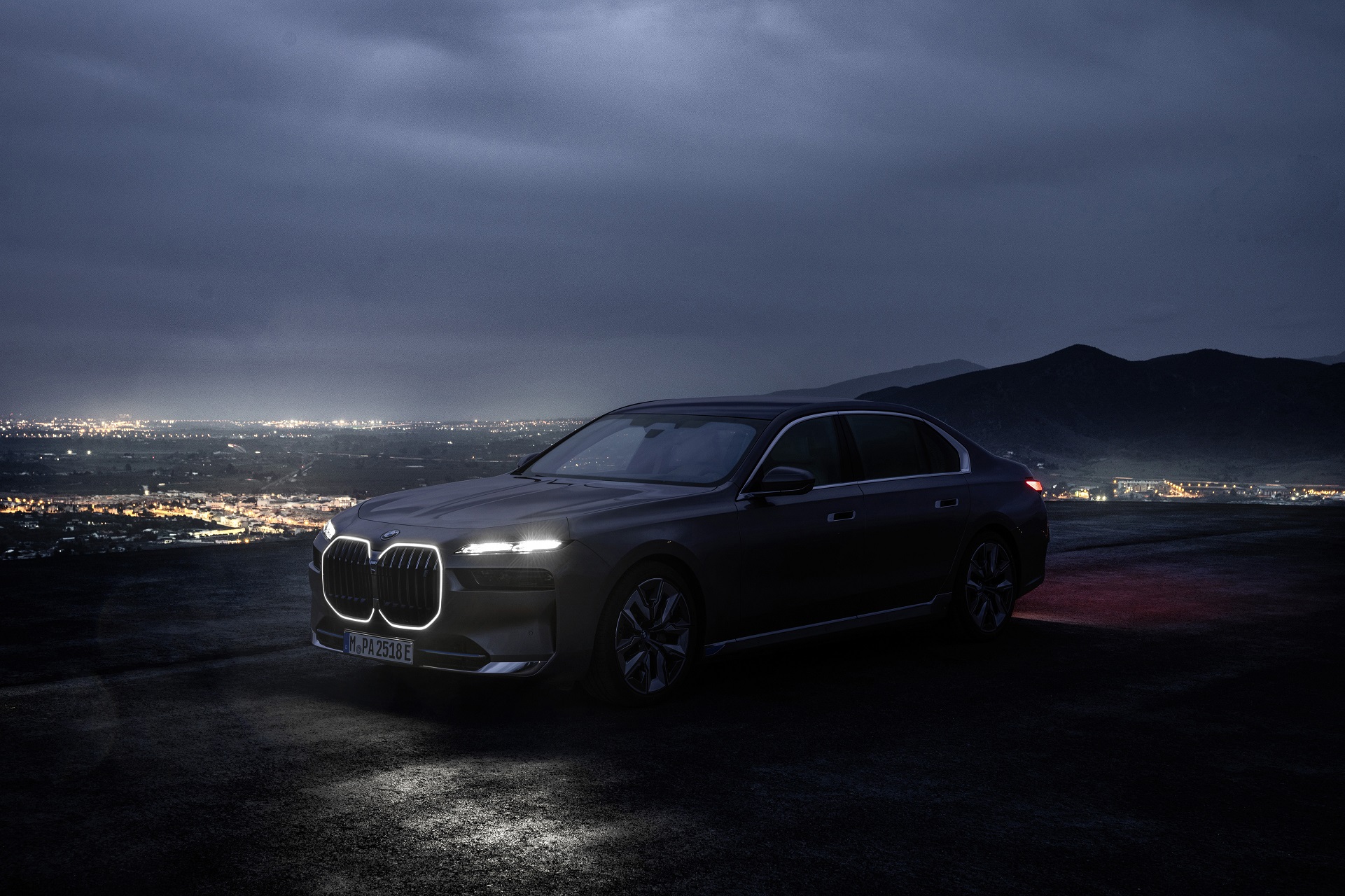 Download 2023 BMW i7 xDrive60 - Front Three-Quarter HD Wallpaper 1921x1280 #18