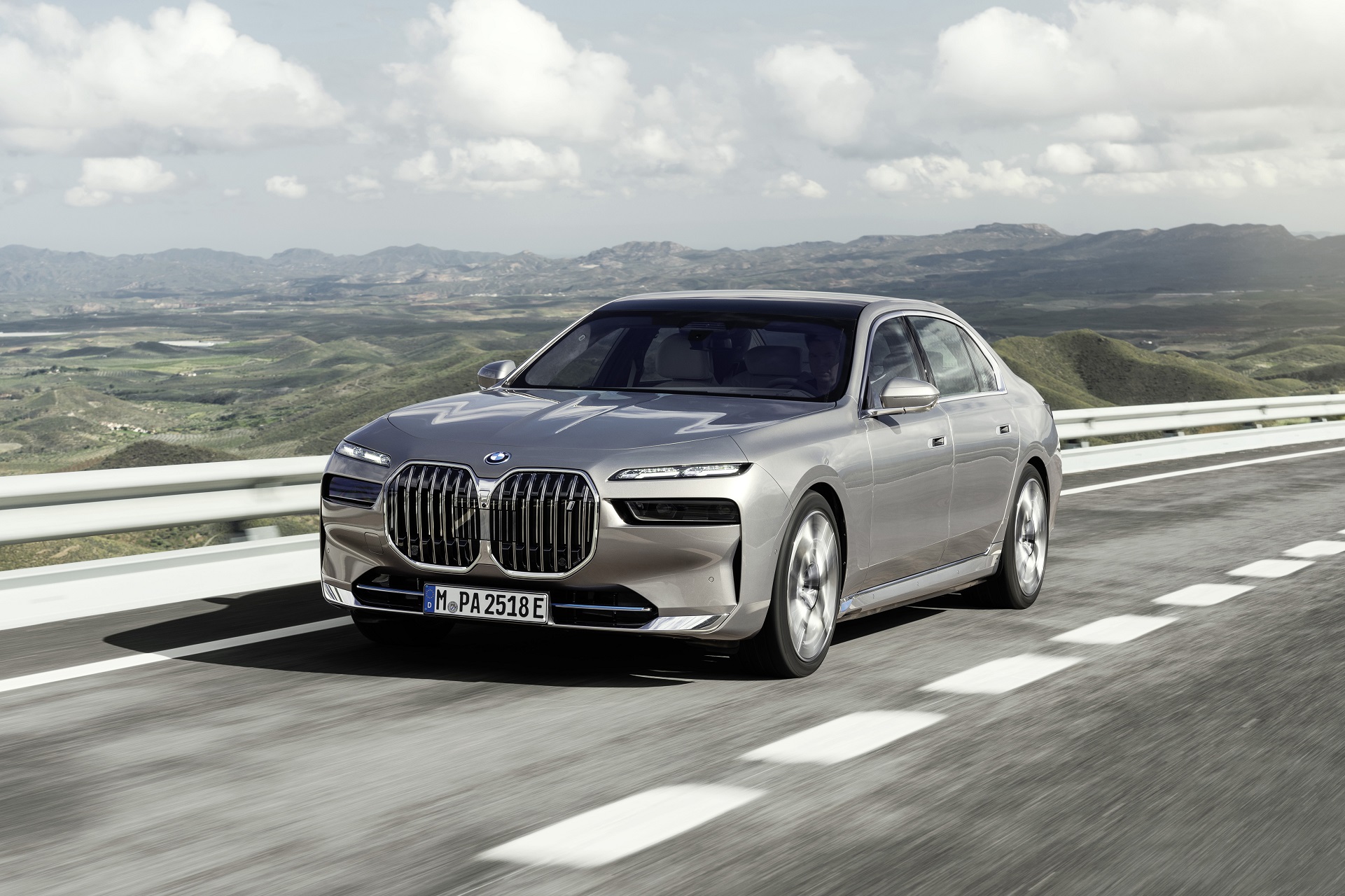 Download 2023 BMW i7 xDrive60 - Front Three-Quarter HD Wallpaper 1921x1280 #1