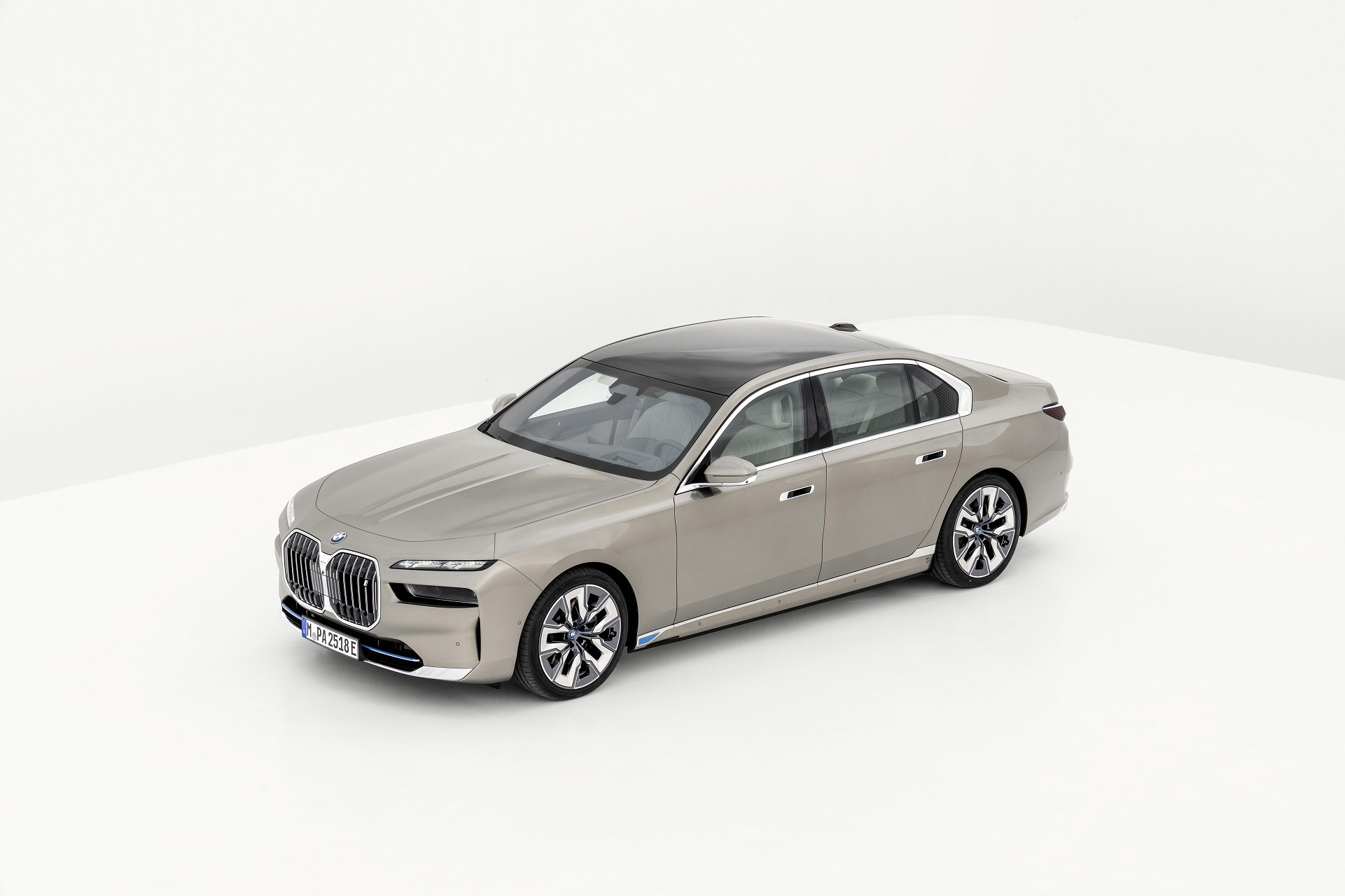 Download 2023 BMW i7 xDrive60 - Front Three-Quarter HD Wallpaper 1921x1280 #22