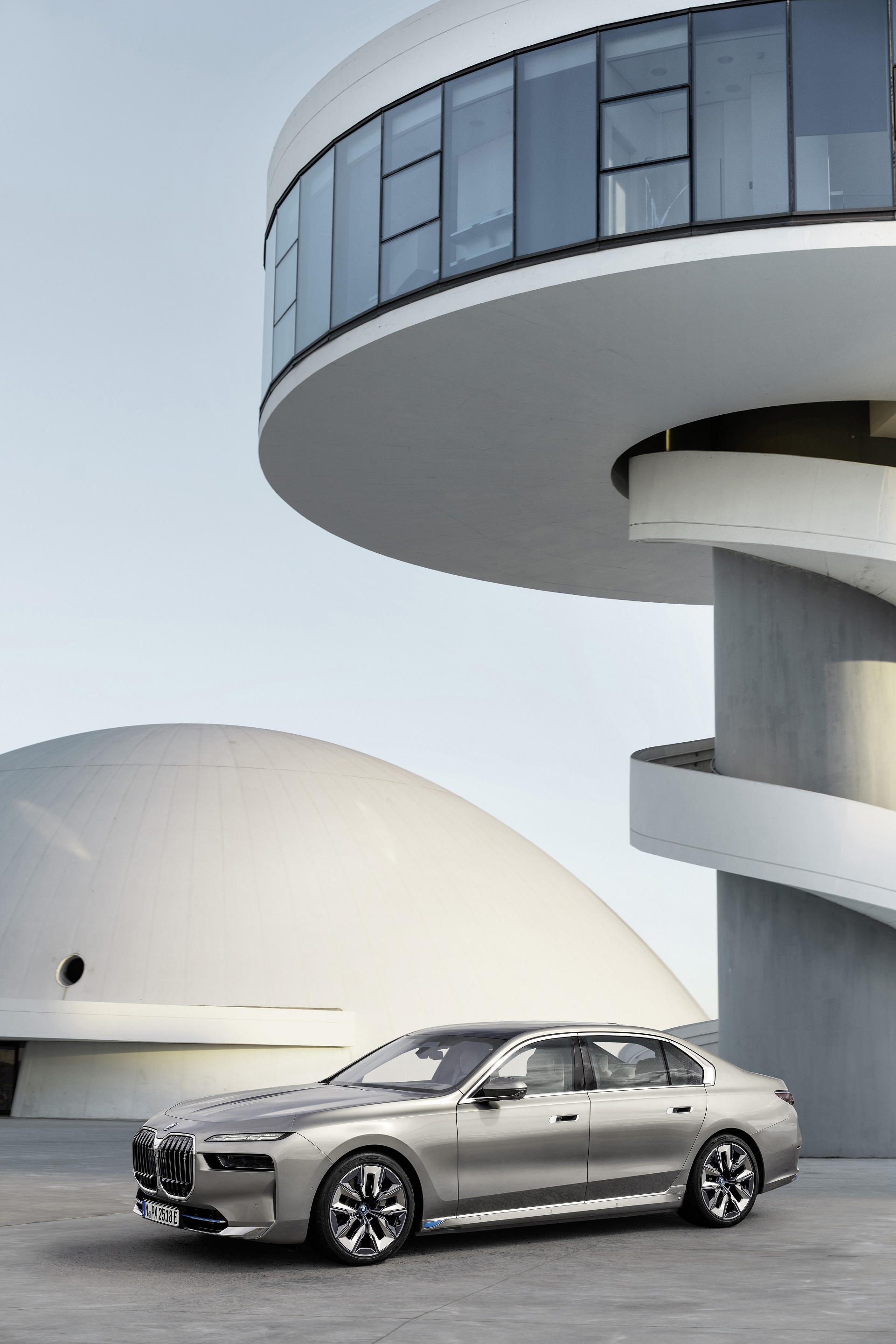Download 2023 BMW i7 xDrive60 - Front Three-Quarter HD Phone Wallpaper 1921x2881 #20