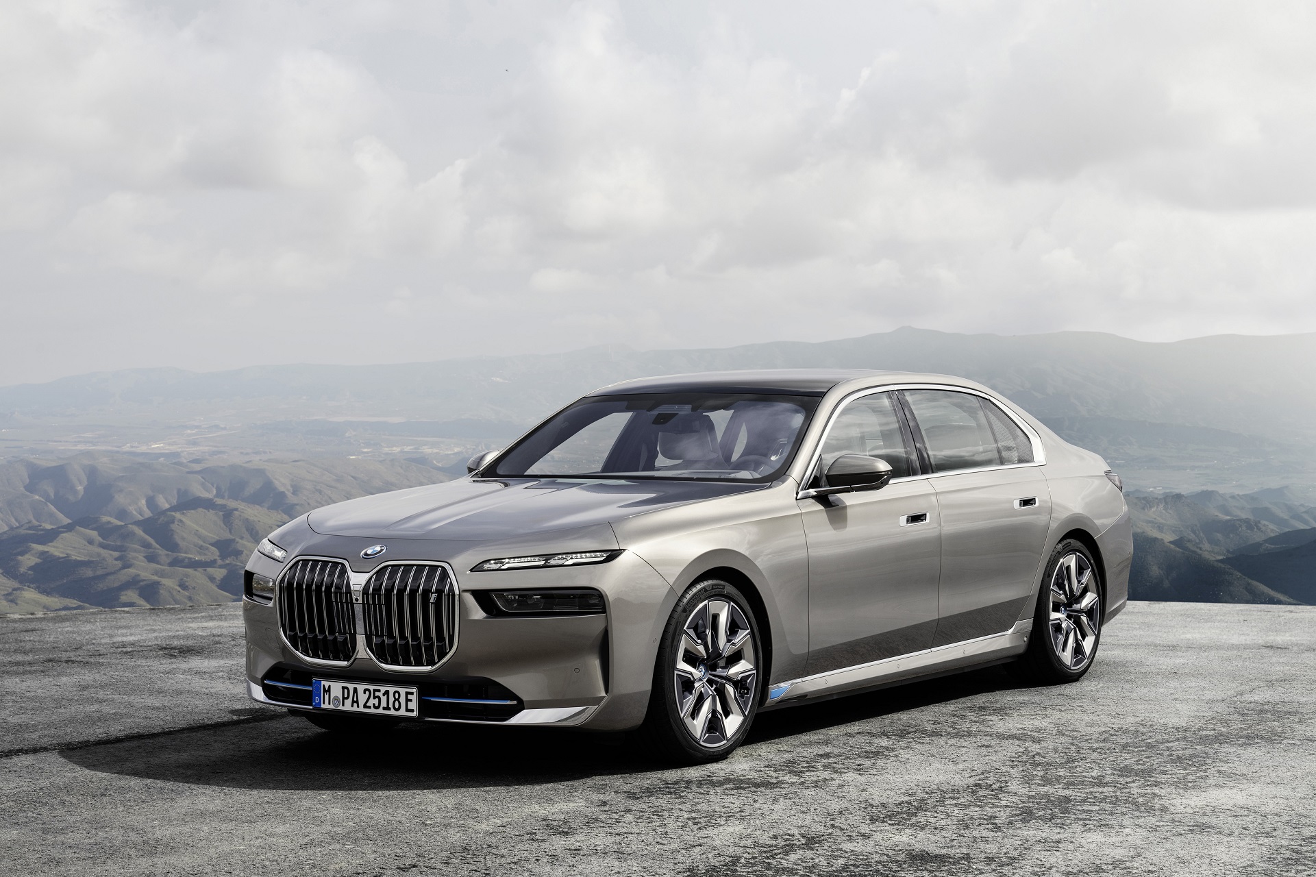 Download 2023 BMW i7 xDrive60 - Front Three-Quarter HD Wallpaper 1921x1280 #9