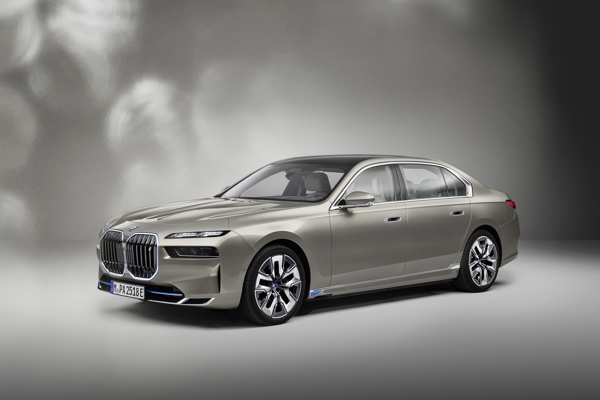 Download 2023 BMW i7 xDrive60 - Front Three-Quarter HD Wallpaper 1921x1280 #24