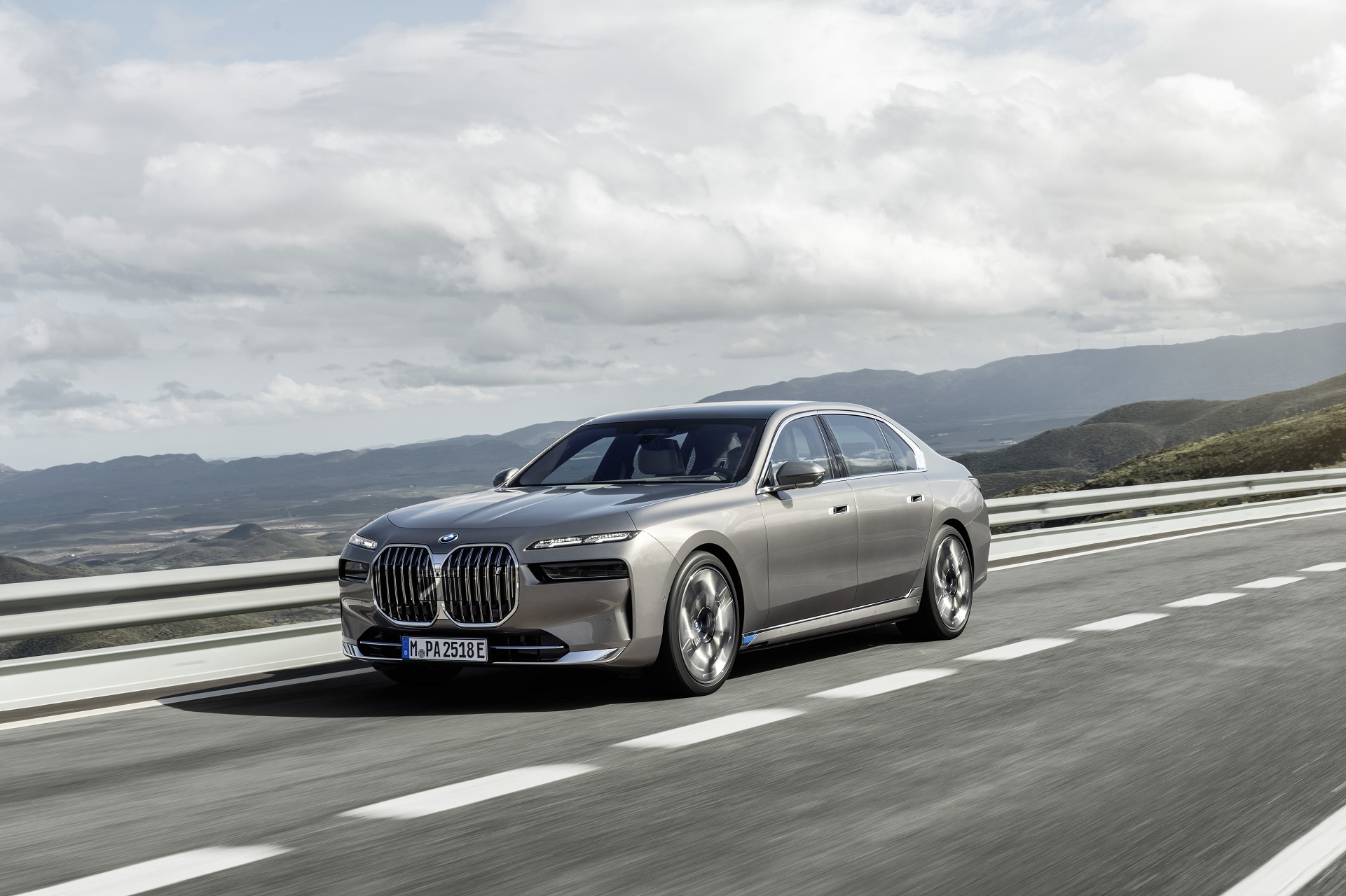 Download 2023 BMW i7 xDrive60 - Front Three-Quarter HD Wallpaper 1921x1280 #3