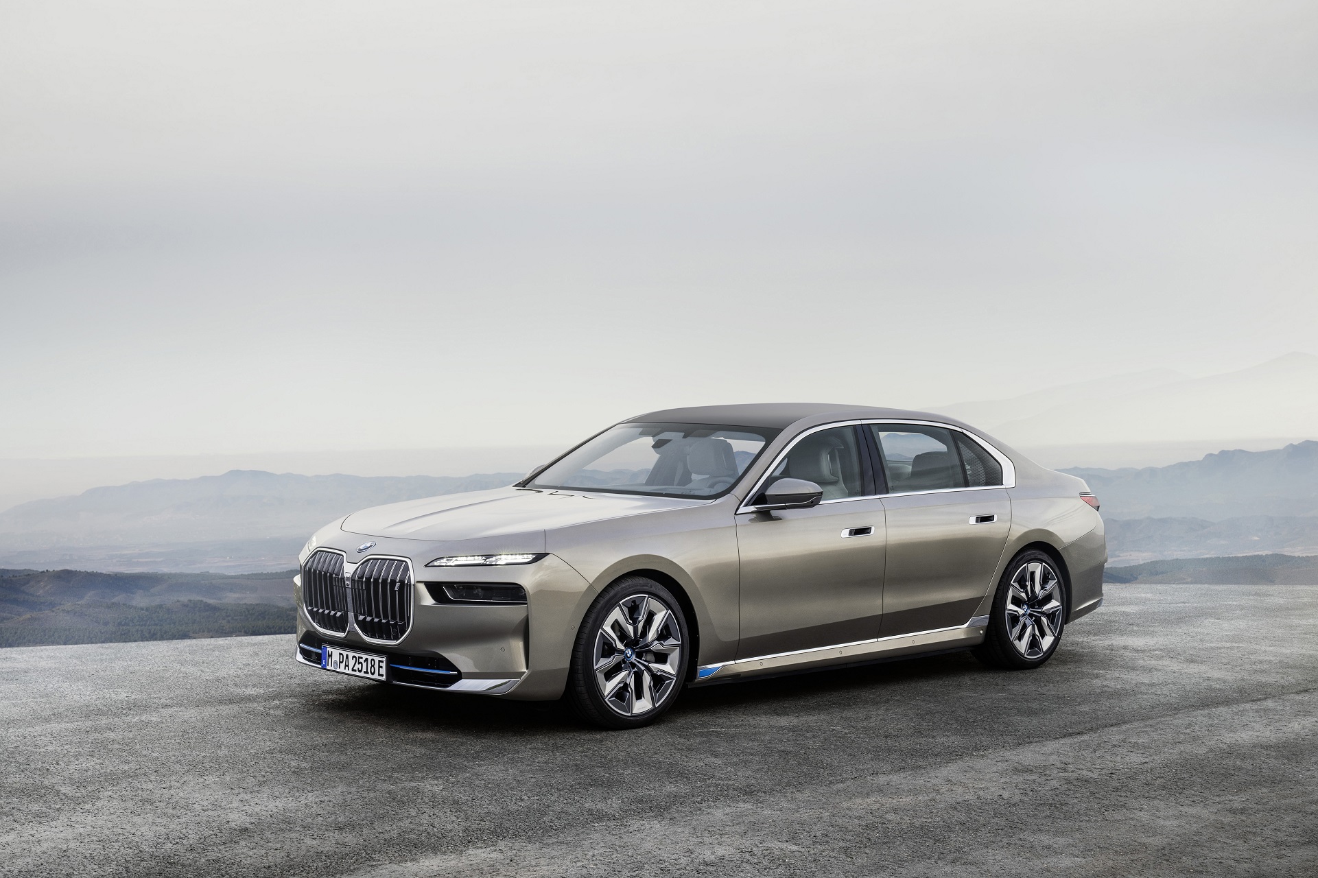 Download 2023 BMW i7 xDrive60 - Front Three-Quarter HD Wallpaper 1921x1280 #10