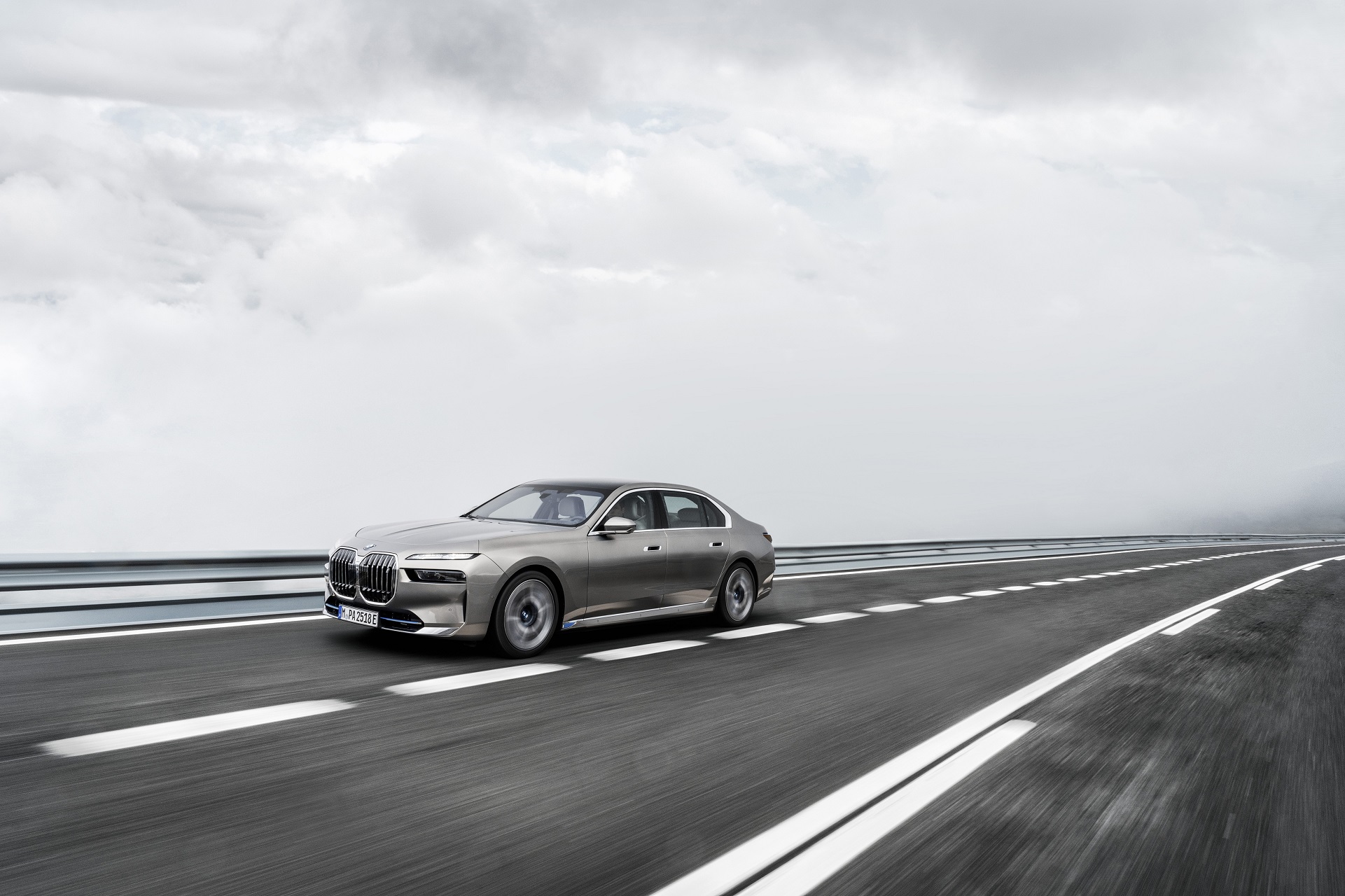 Download 2023 BMW i7 xDrive60 - Front Three-Quarter HD Wallpaper 1921x1280 #7